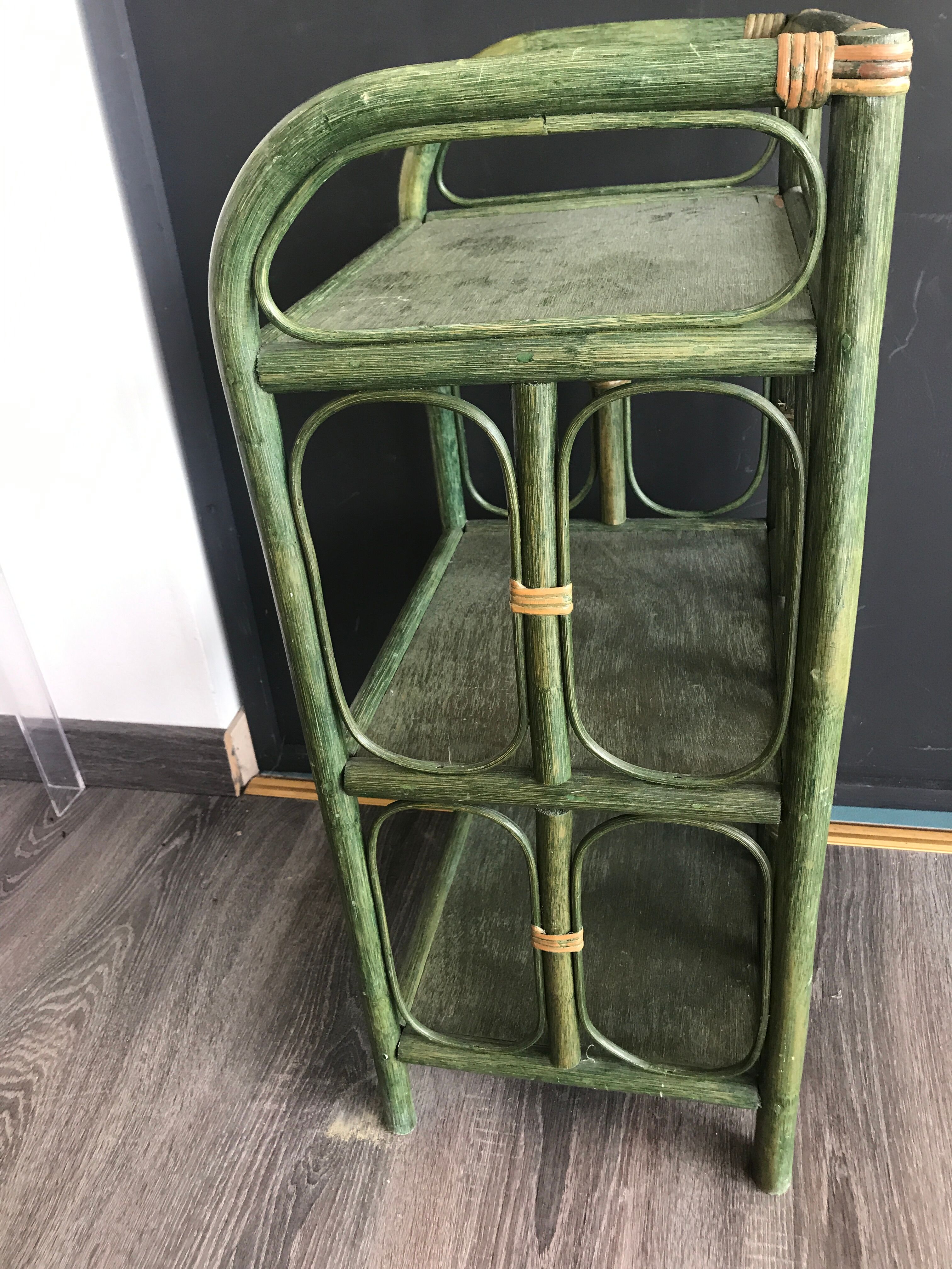 Small shelf console in green rattan