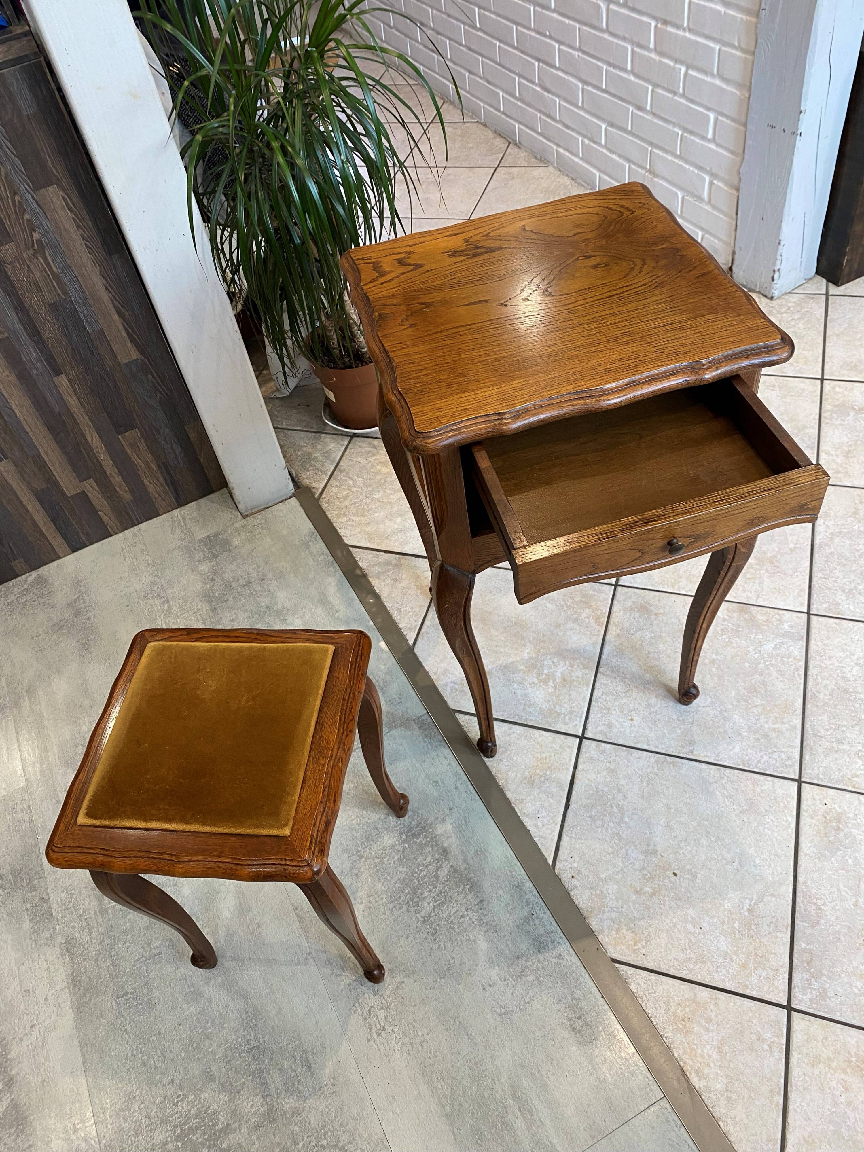 Gueridon set with gueridon and stool in solid oak in Louis XV style.