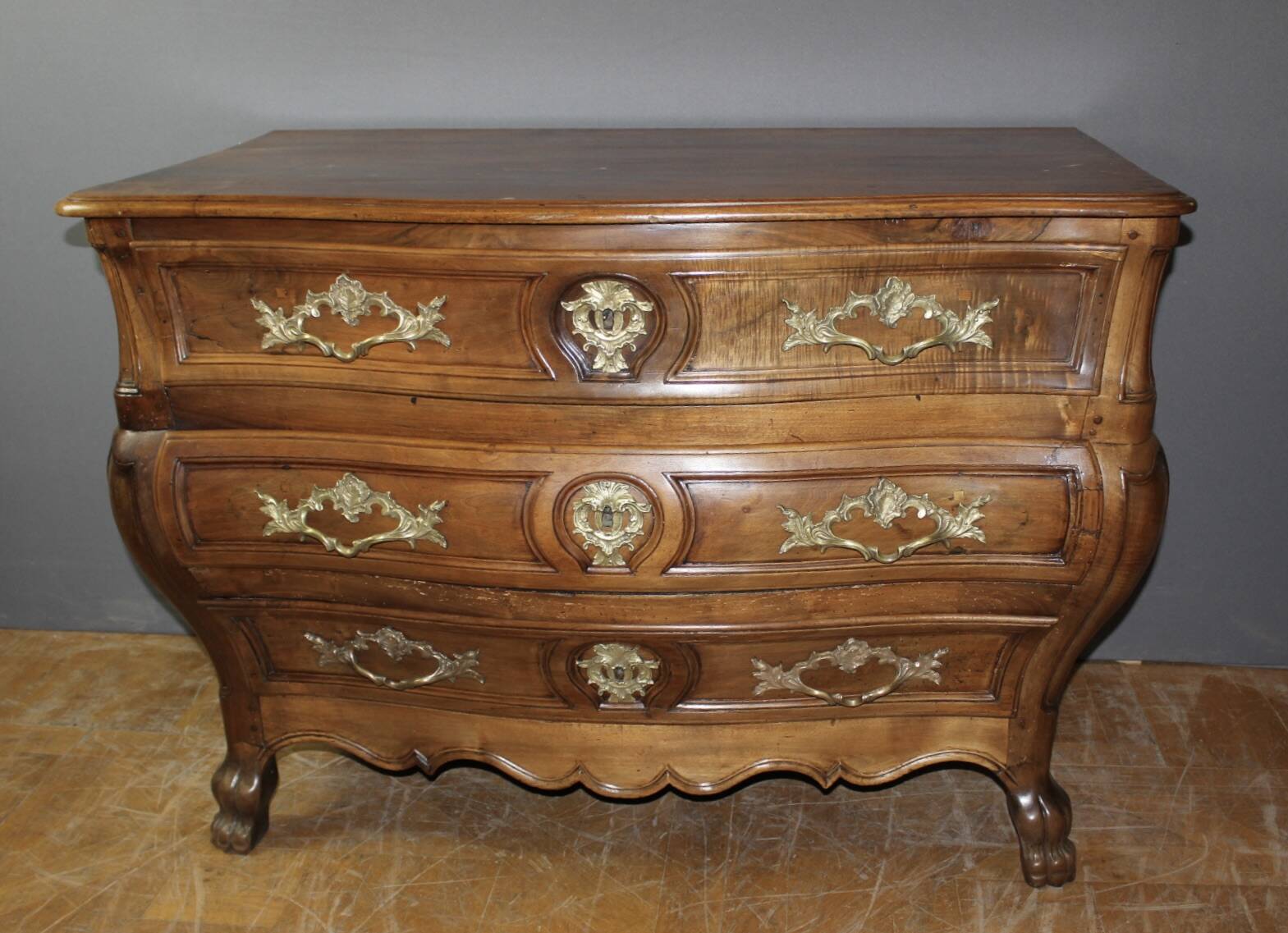 Bordeaux Tomb Commode in Walnut, 18th Century