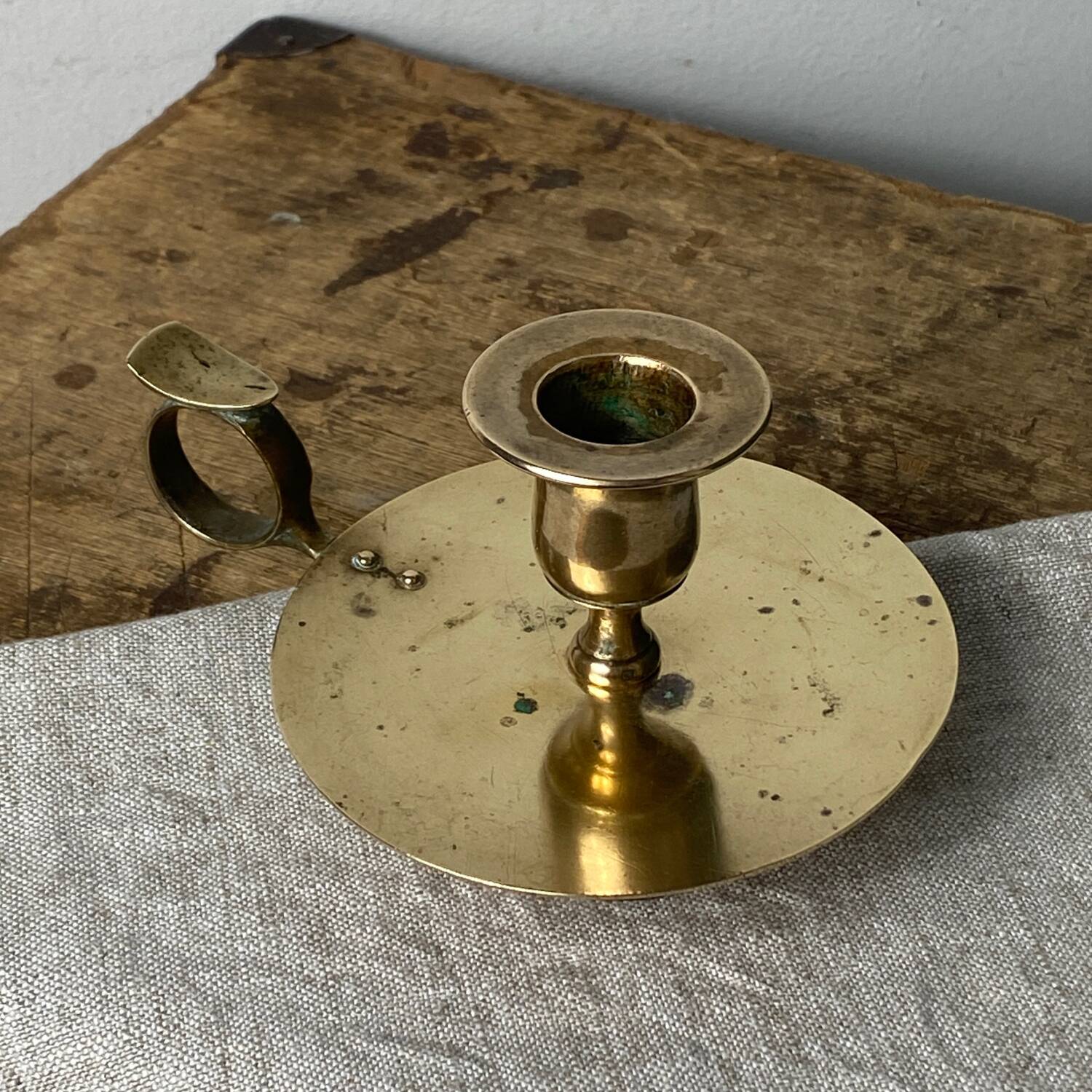 Cellar rat candle holder with brass ring