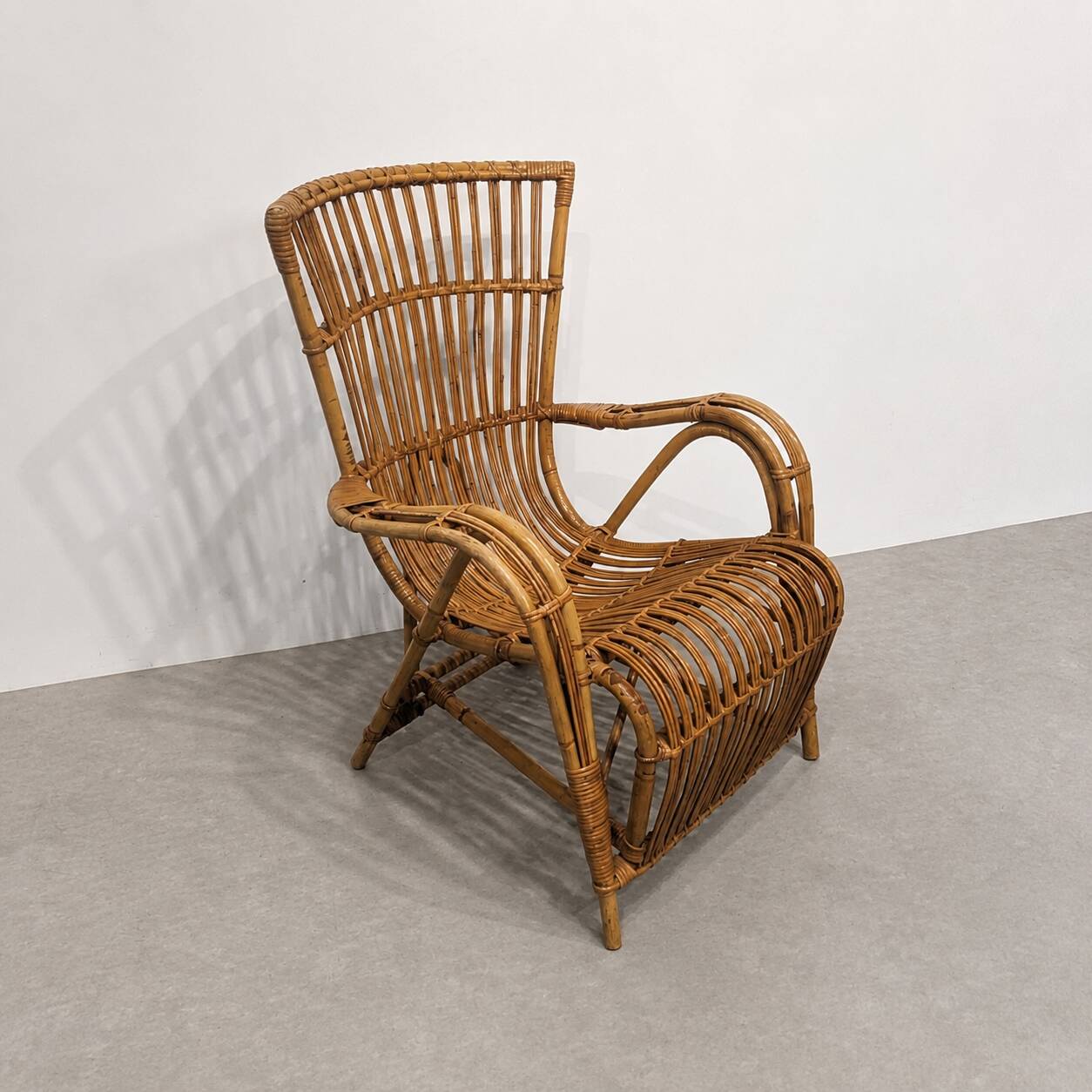 Vintage armchair from the 70s in natural rattan.
