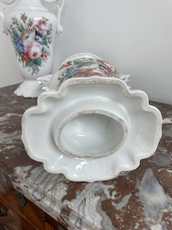 Paire de grands vases d’église XIXe en porcelaine de Paris blanche peinte
