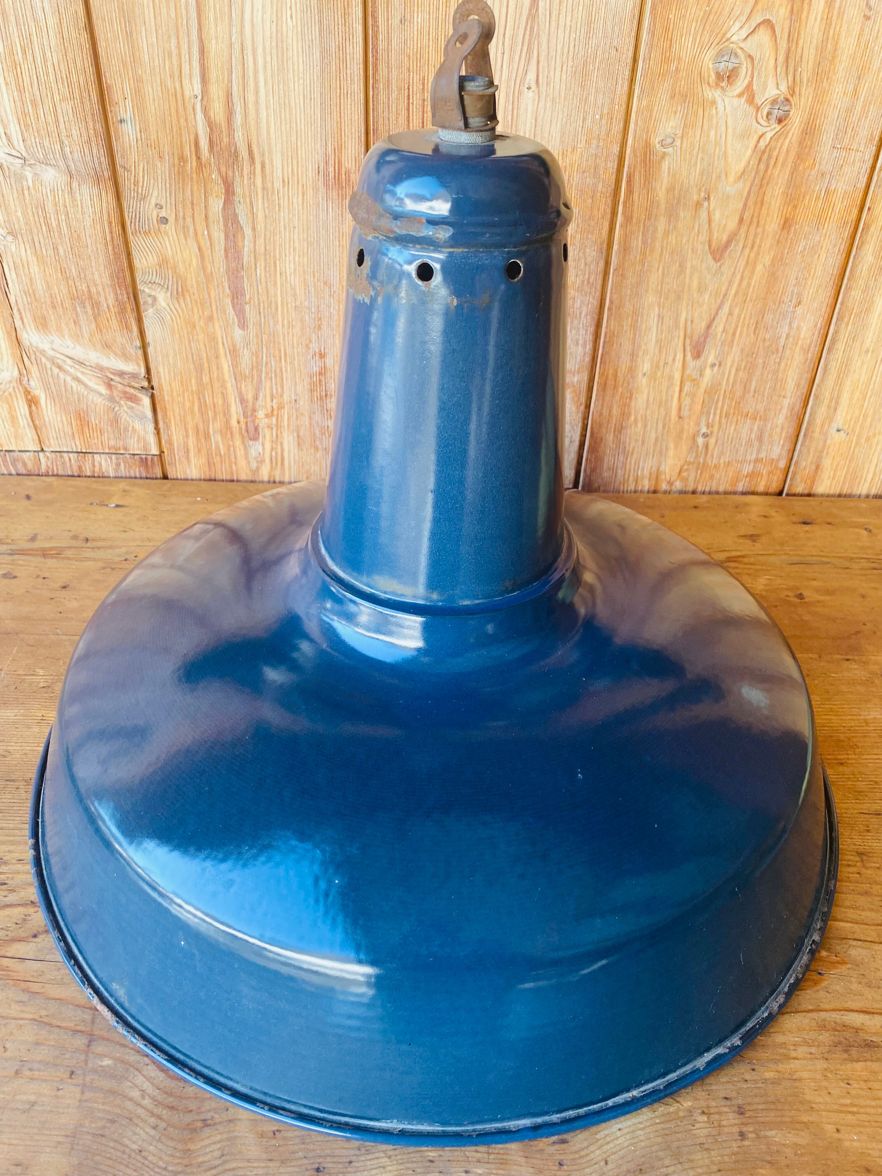 Workshop suspension in blue enamelled sheet metal white interior