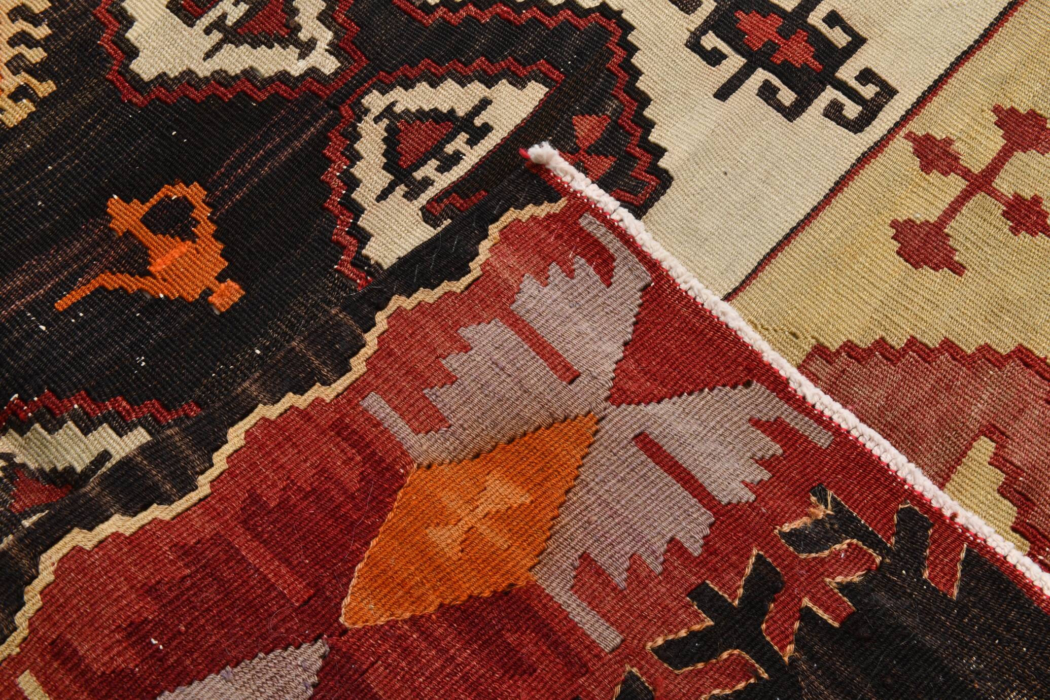 Tapis couloir vintage 4x13 Kilim marron foncé et rouge, 139x396 cm