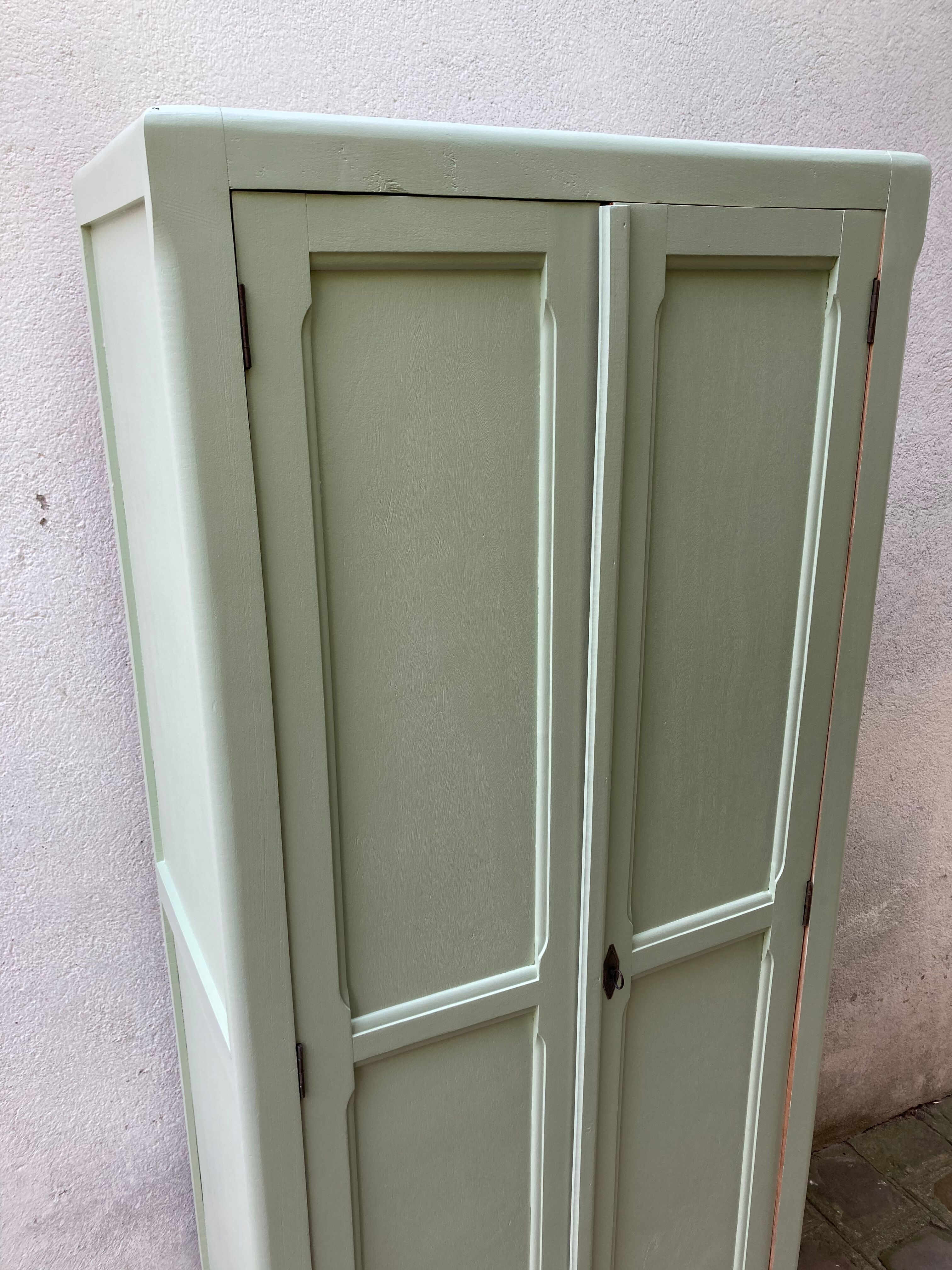 Parisian linden cabinet