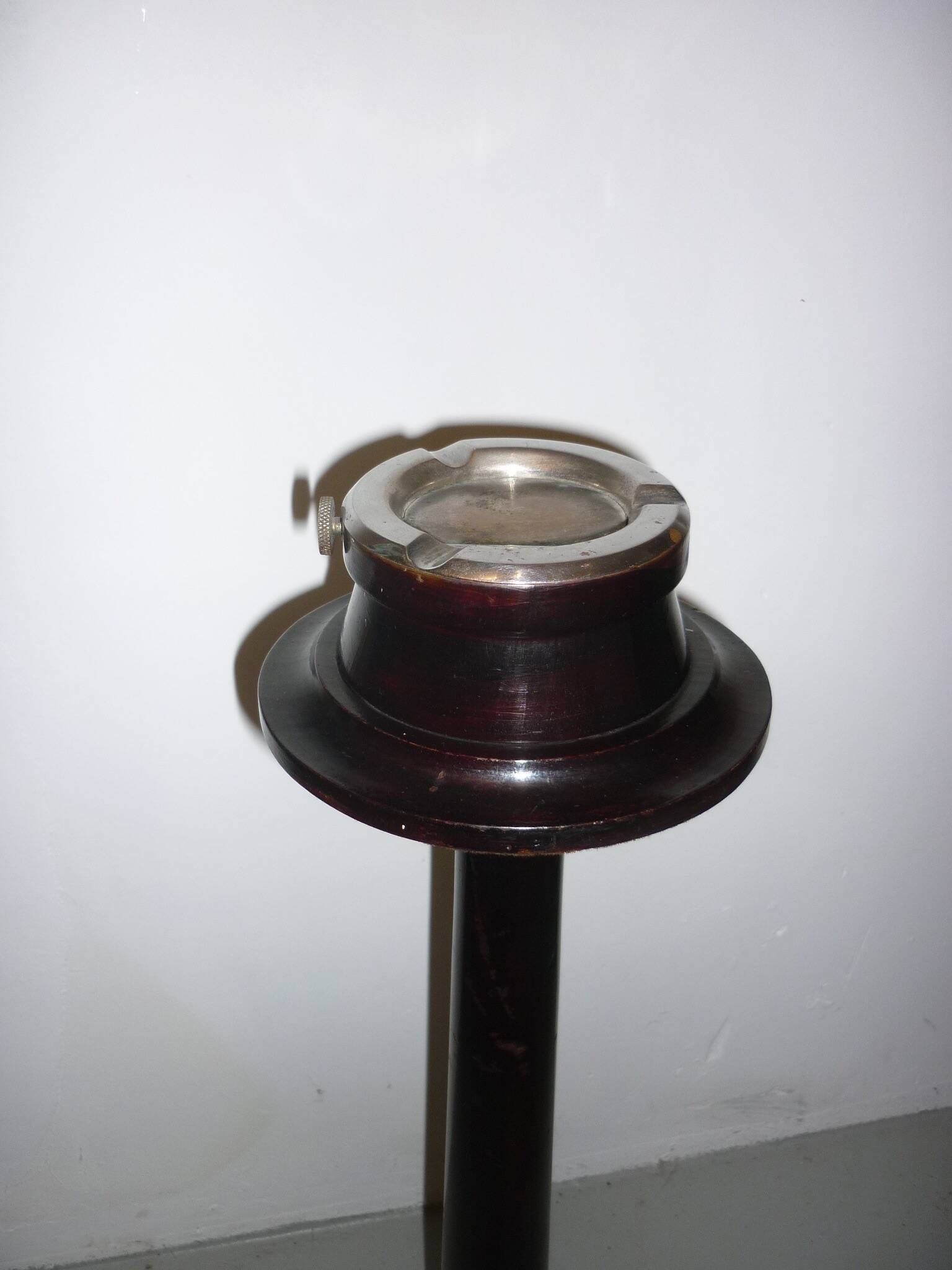 Par-fumee wooden ashtray on stand