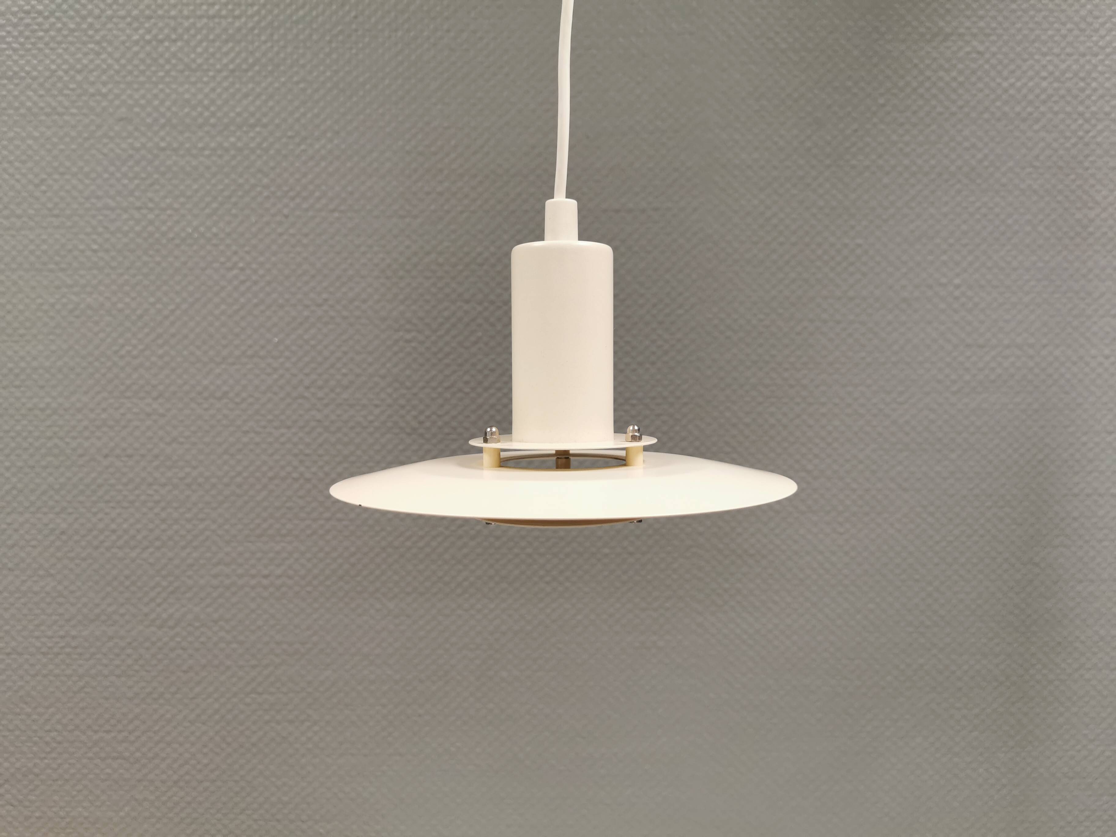 Une lampe suspendue minimaliste blanche de Lyfa Danemark, années 1980.