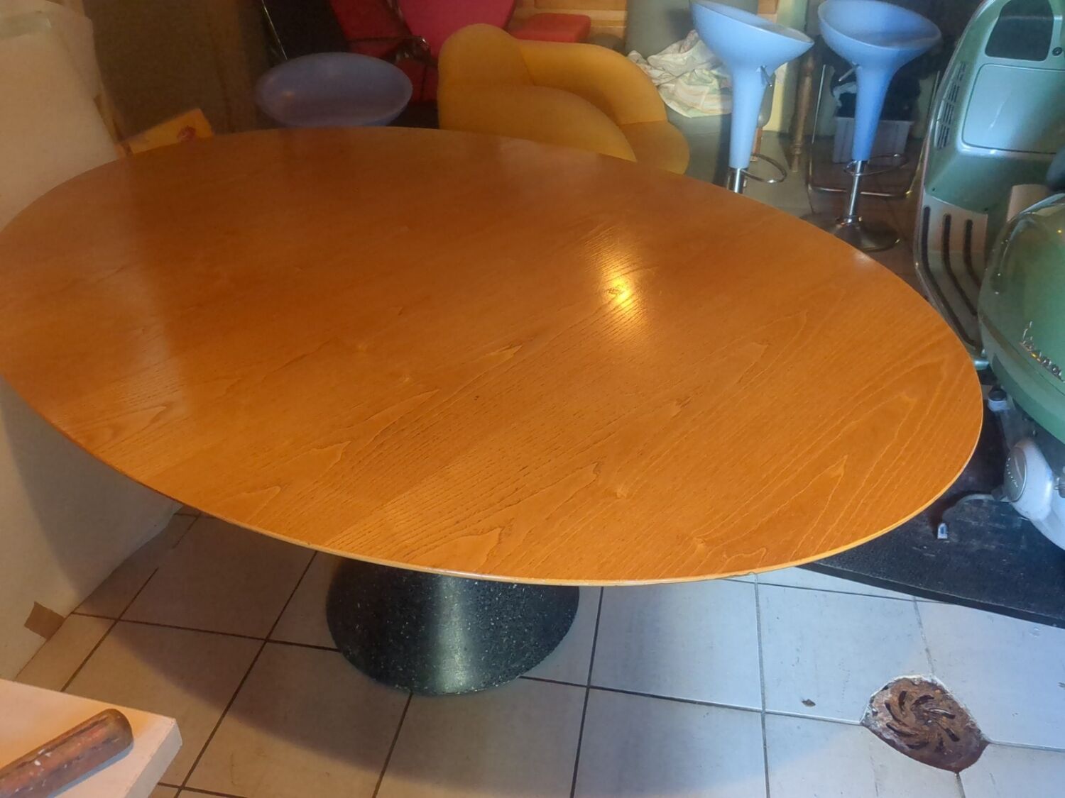 Extendable oval table by Arnold Merckx for Arco 90s