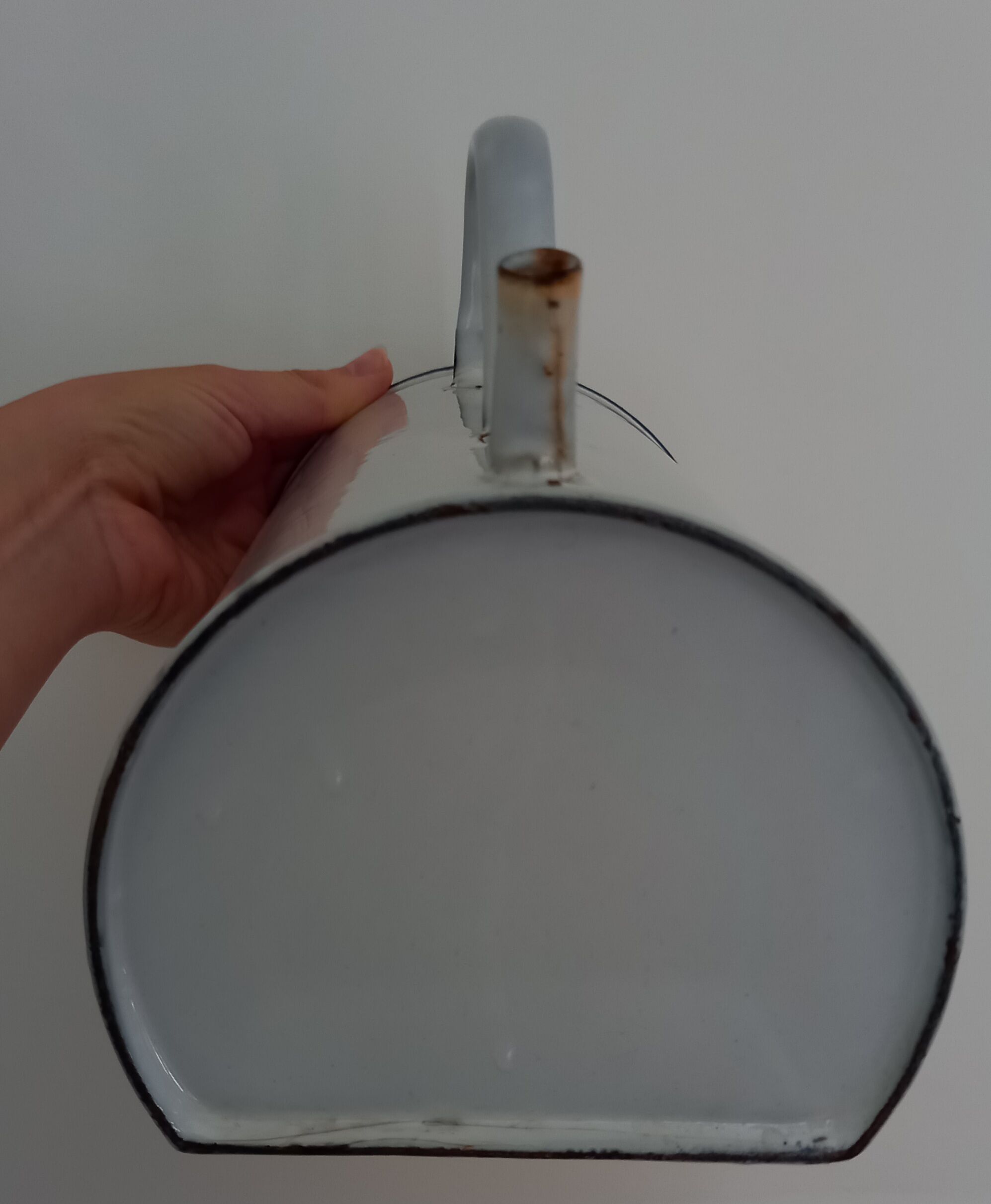 Old enema pot in enamelled sheet metal - Wall fountain Broc Graduated pot white enamel 50s