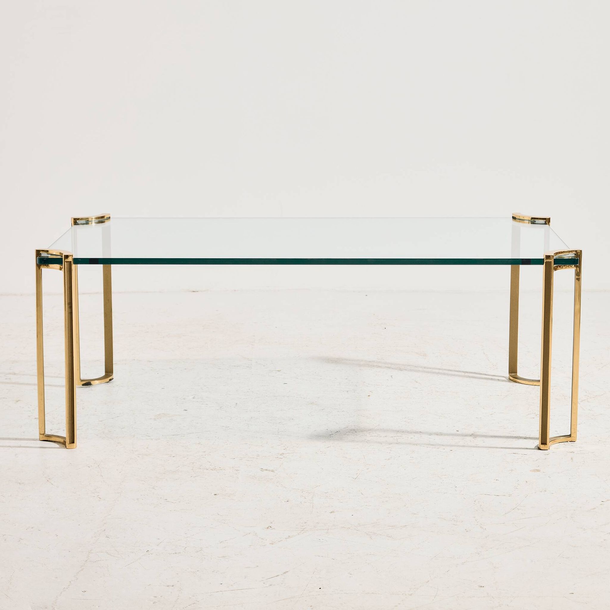 Table basse en laiton et verre