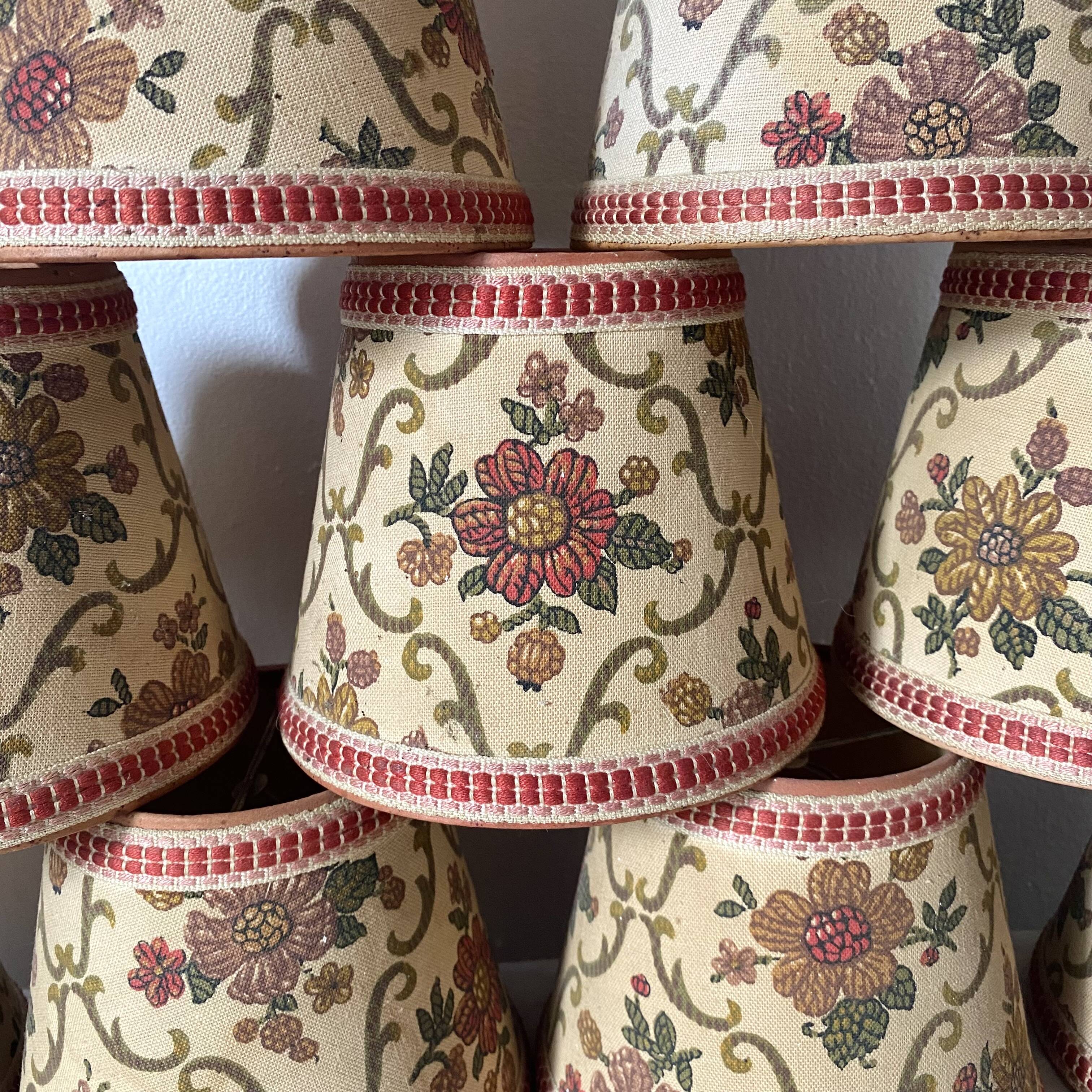 Lot d'abat jours anciens fleuris à clipser