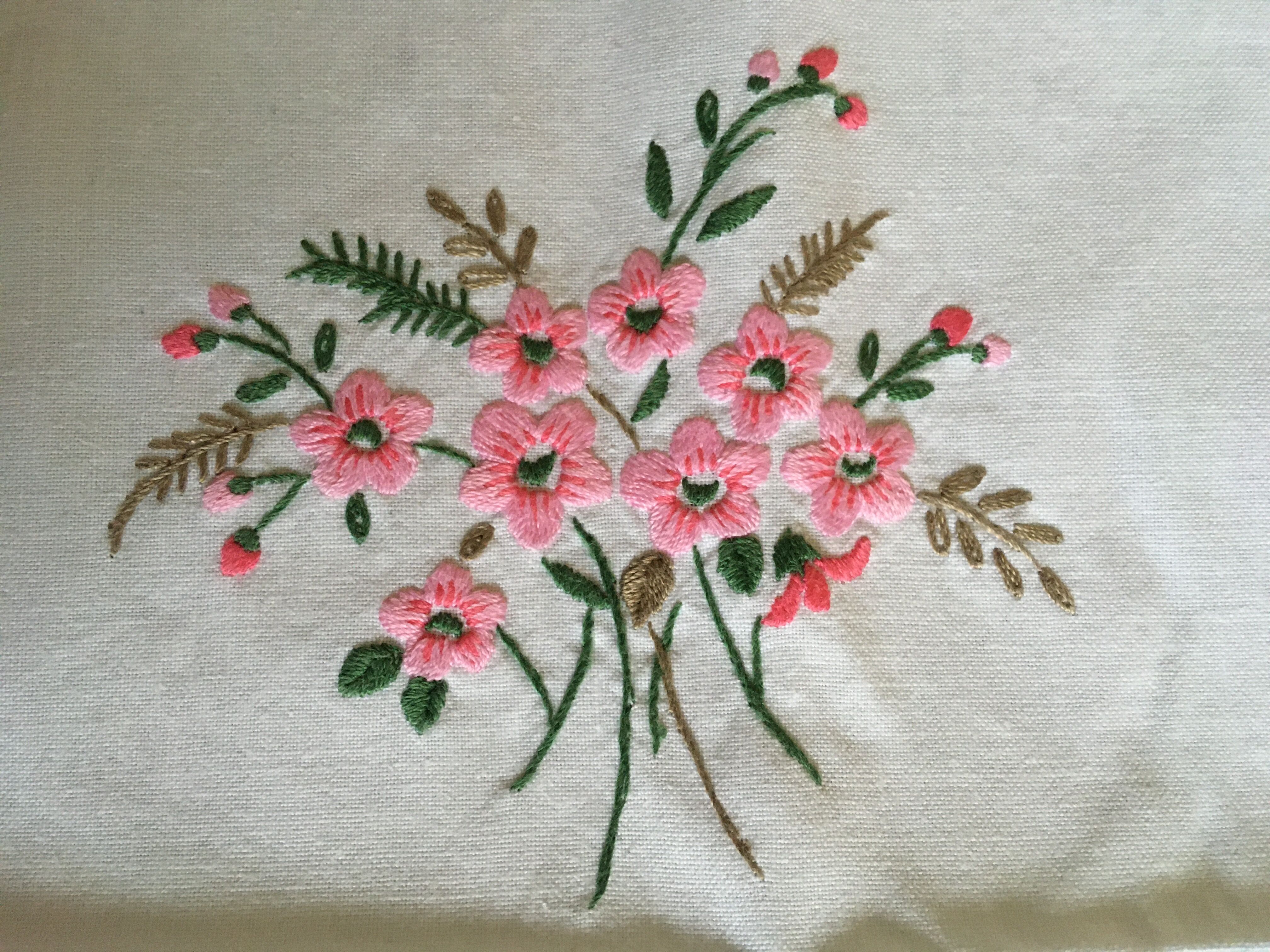 Nappe 145 x 245 brodée fleurs et 12 serviettes