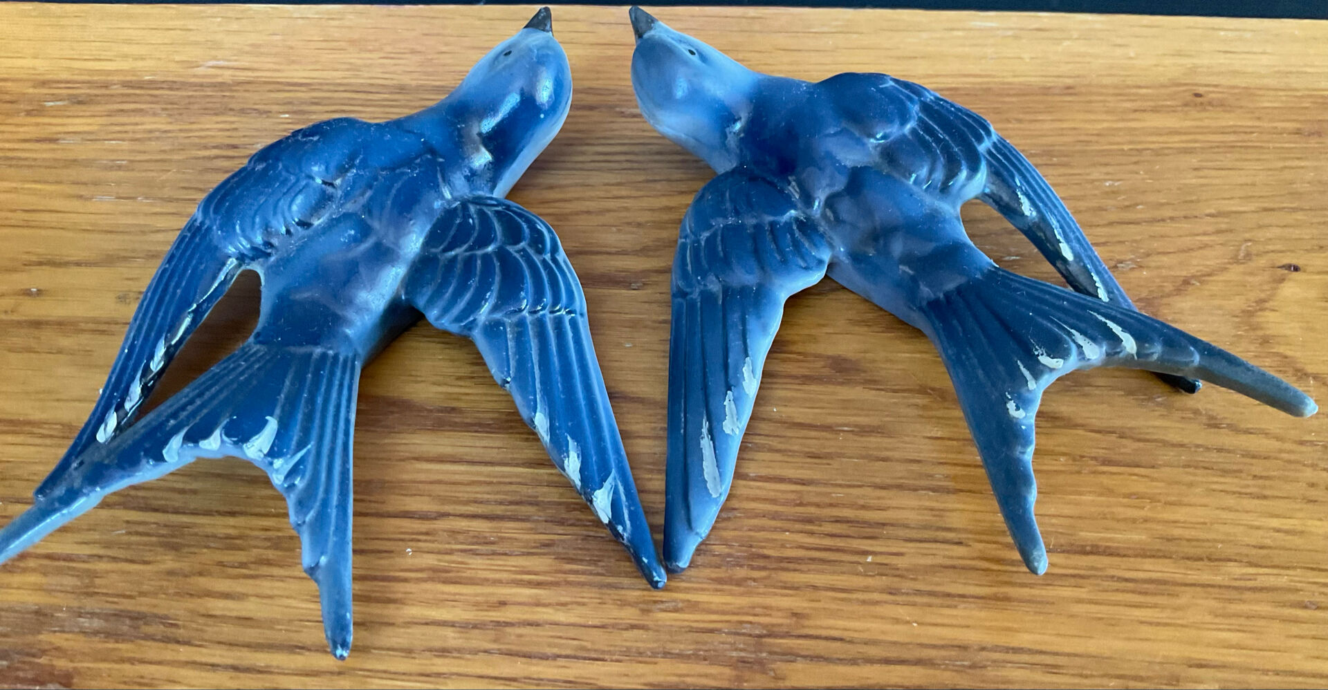 Old pair of porcelain birds for wall decoration.