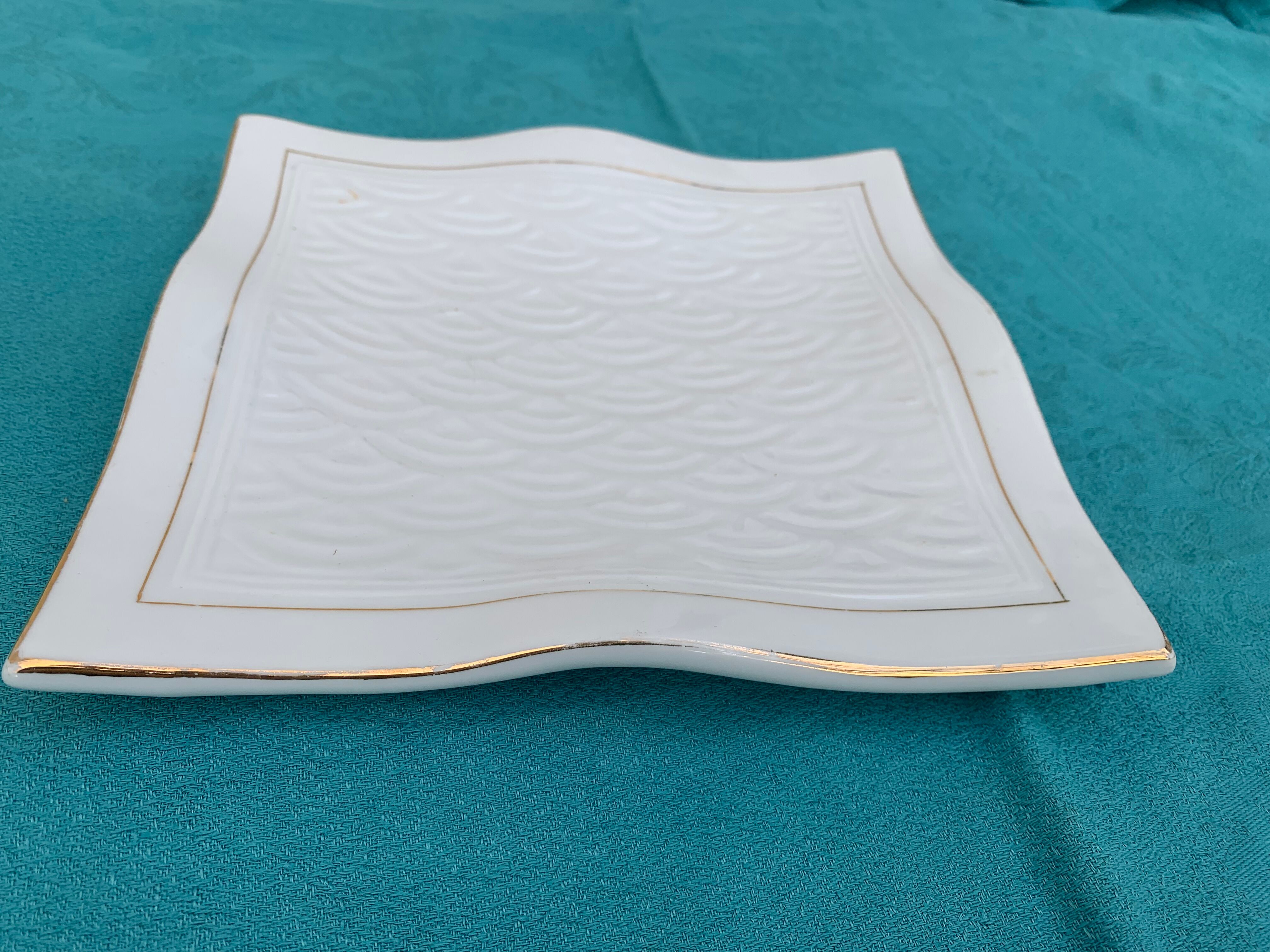 6 white glazed ceramic plates vague design and contemporary patterns