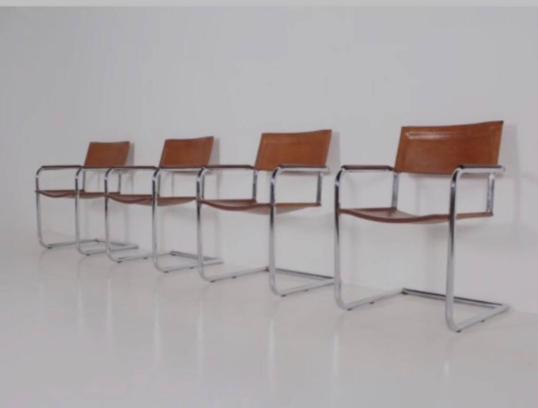 4 fauteuils cantilever Matteo Grassi en cuir cognac