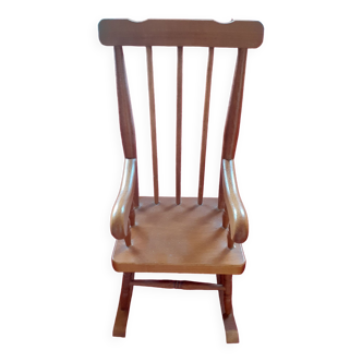 Chaise à bascule en bois en jouet.