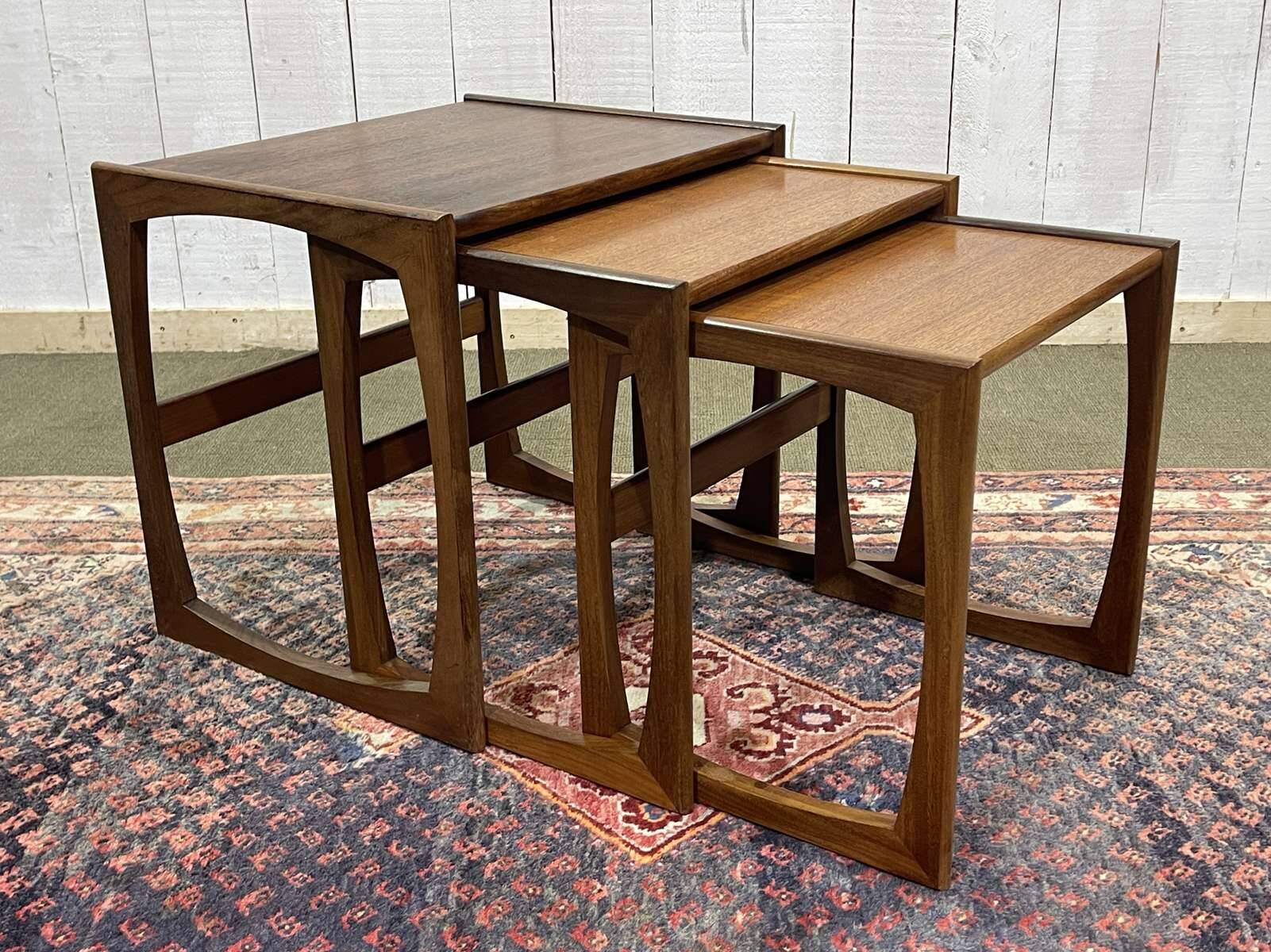 Suite de 3 tables gigognes anglaises en teck des années 70, G-Plan