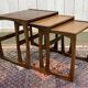 Suite de 3 tables gigognes anglaises en teck des années 70, G-Plan