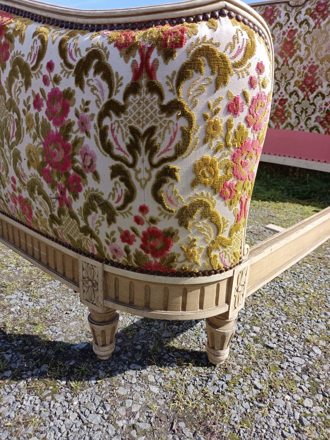 L VI upholstered bed