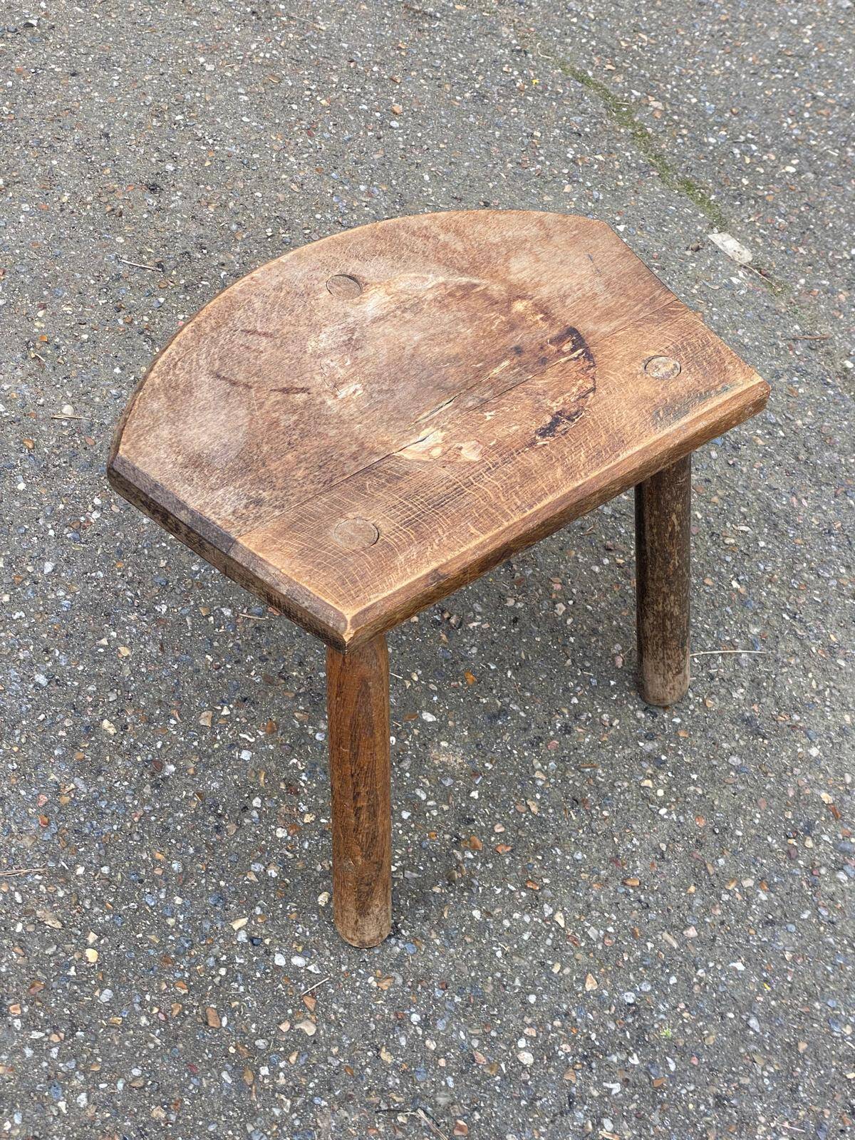 Tabouret tripode en bois massif