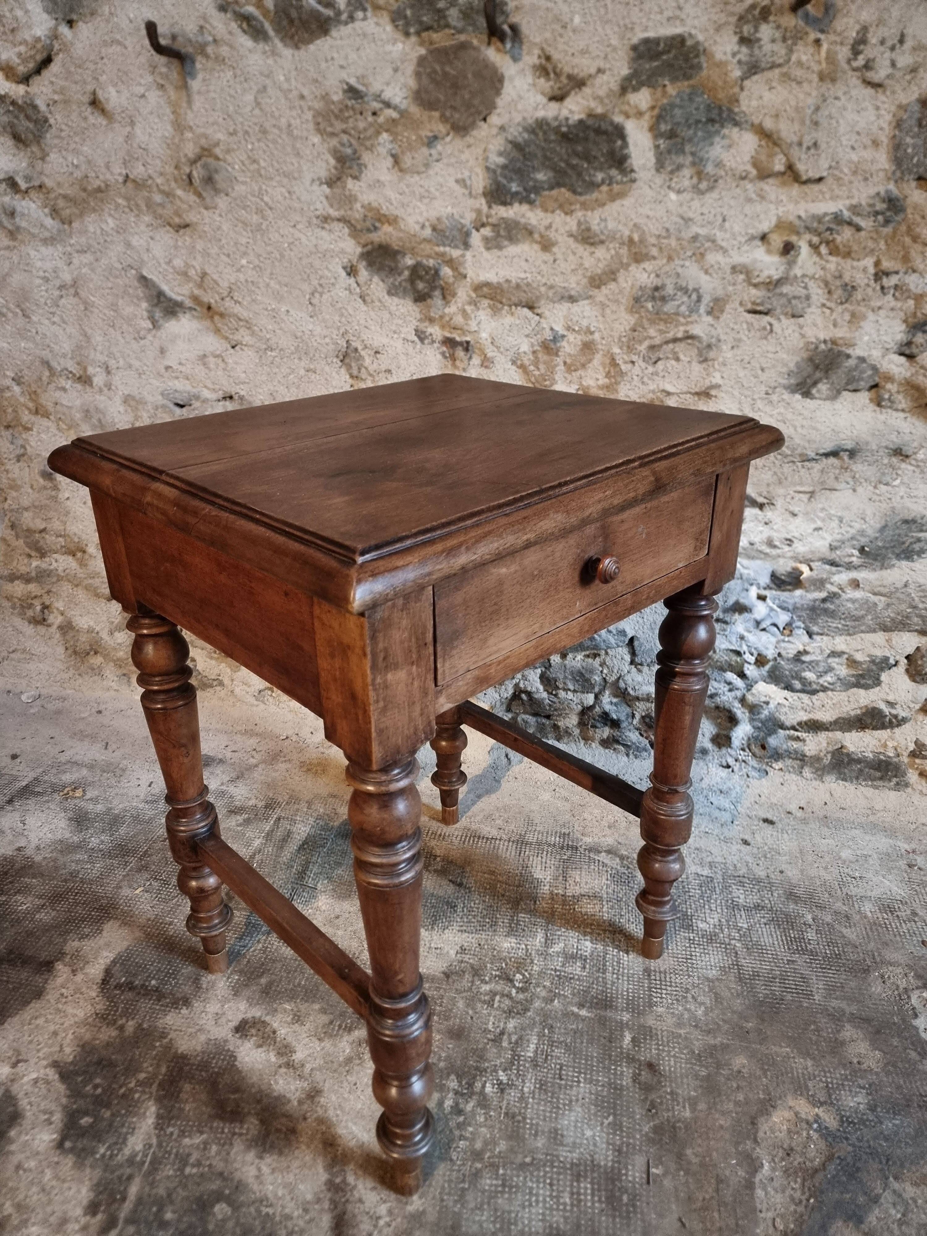 Antique French side table in walnut – 19th century, Louis Philippe style, solid walnut table with drawer (1870–1900)
