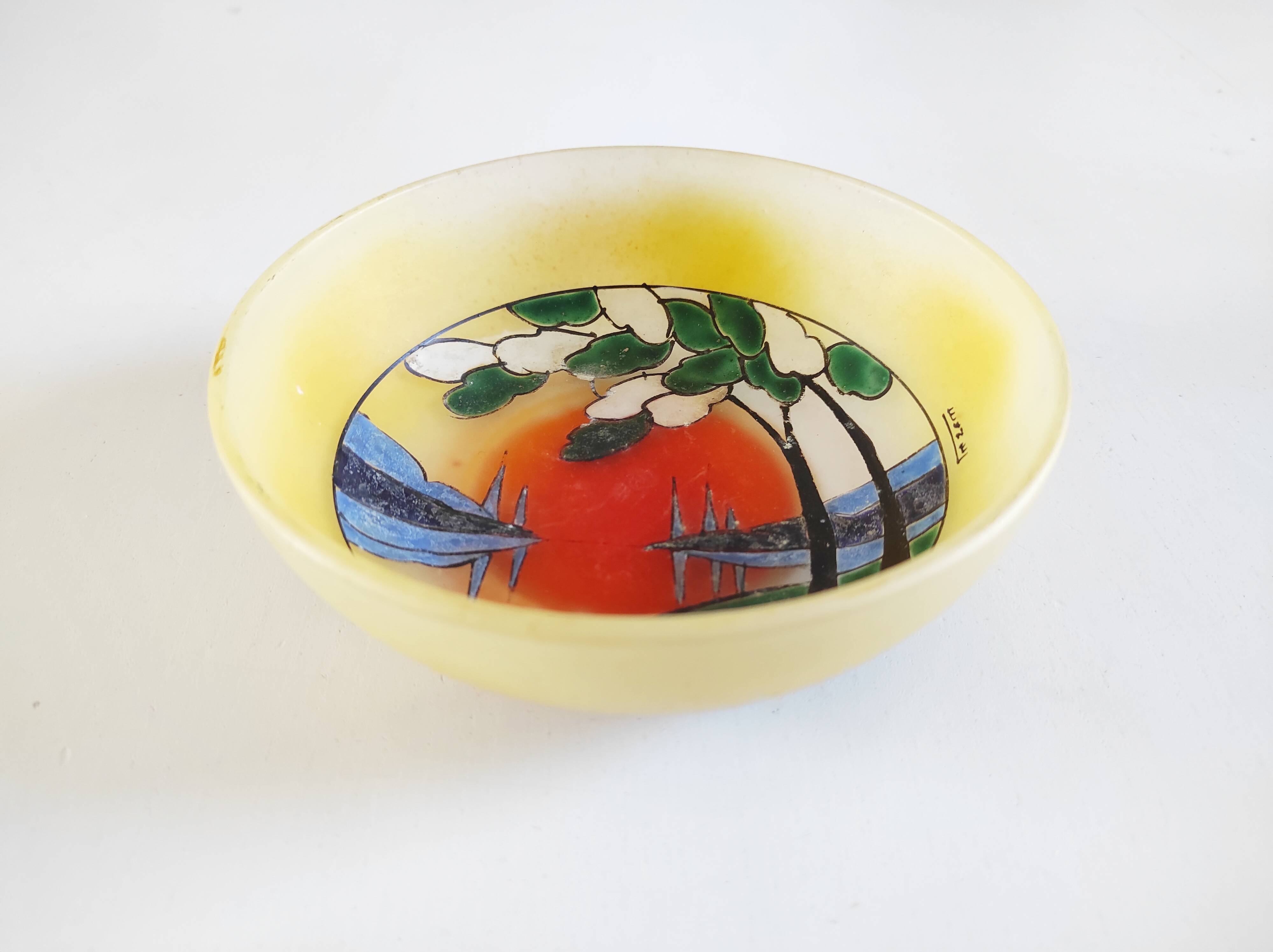 Coupelle en verre émaillé signée