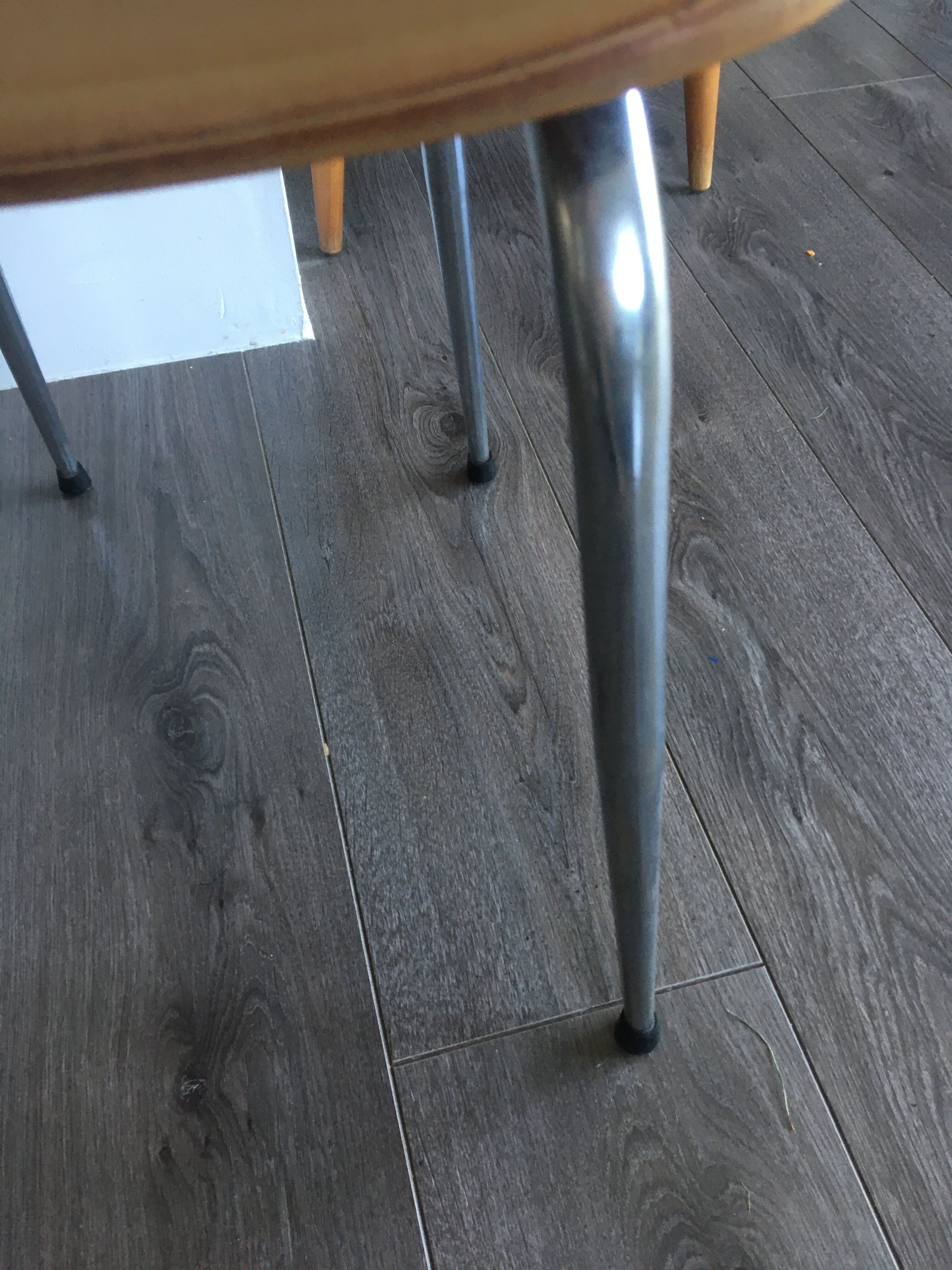 2 chairs in faux leather