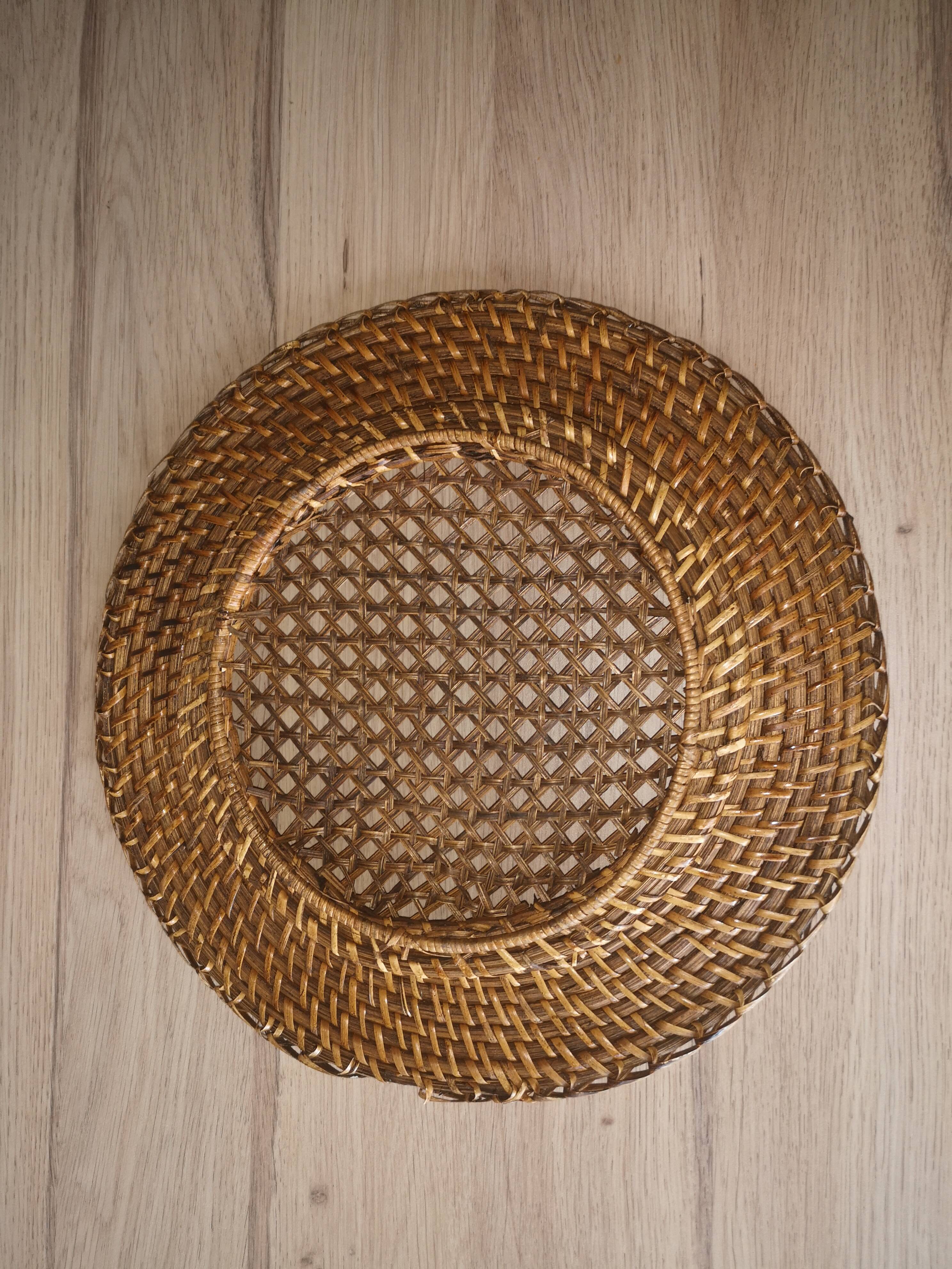 Under plate in rattan