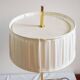Paire de lampes de bureau suédoises en laiton avec des détails en cuir et des abat-jours blancs.