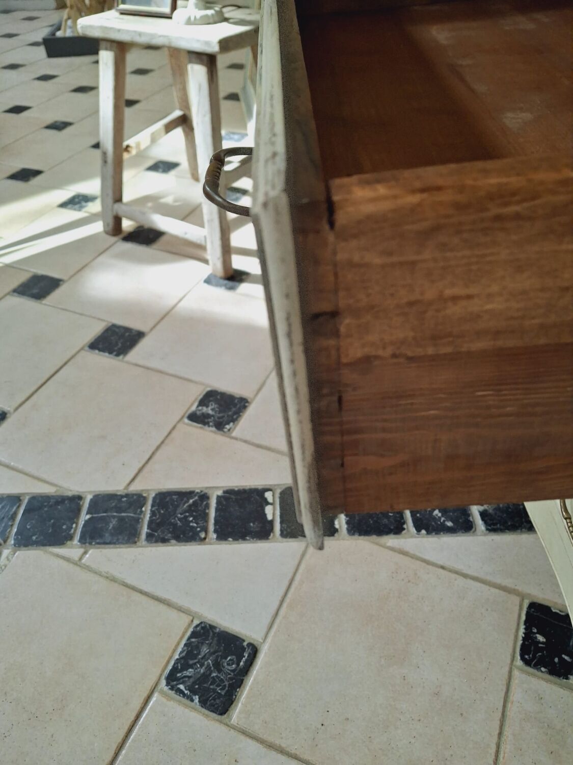 Distressed chest of drawers