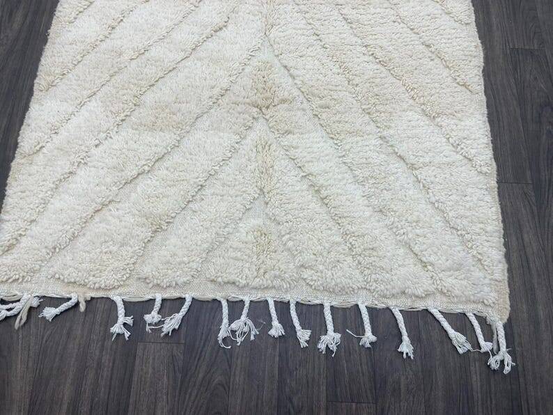 Handcrafted Moroccan rug decorated 250cm x 150cm