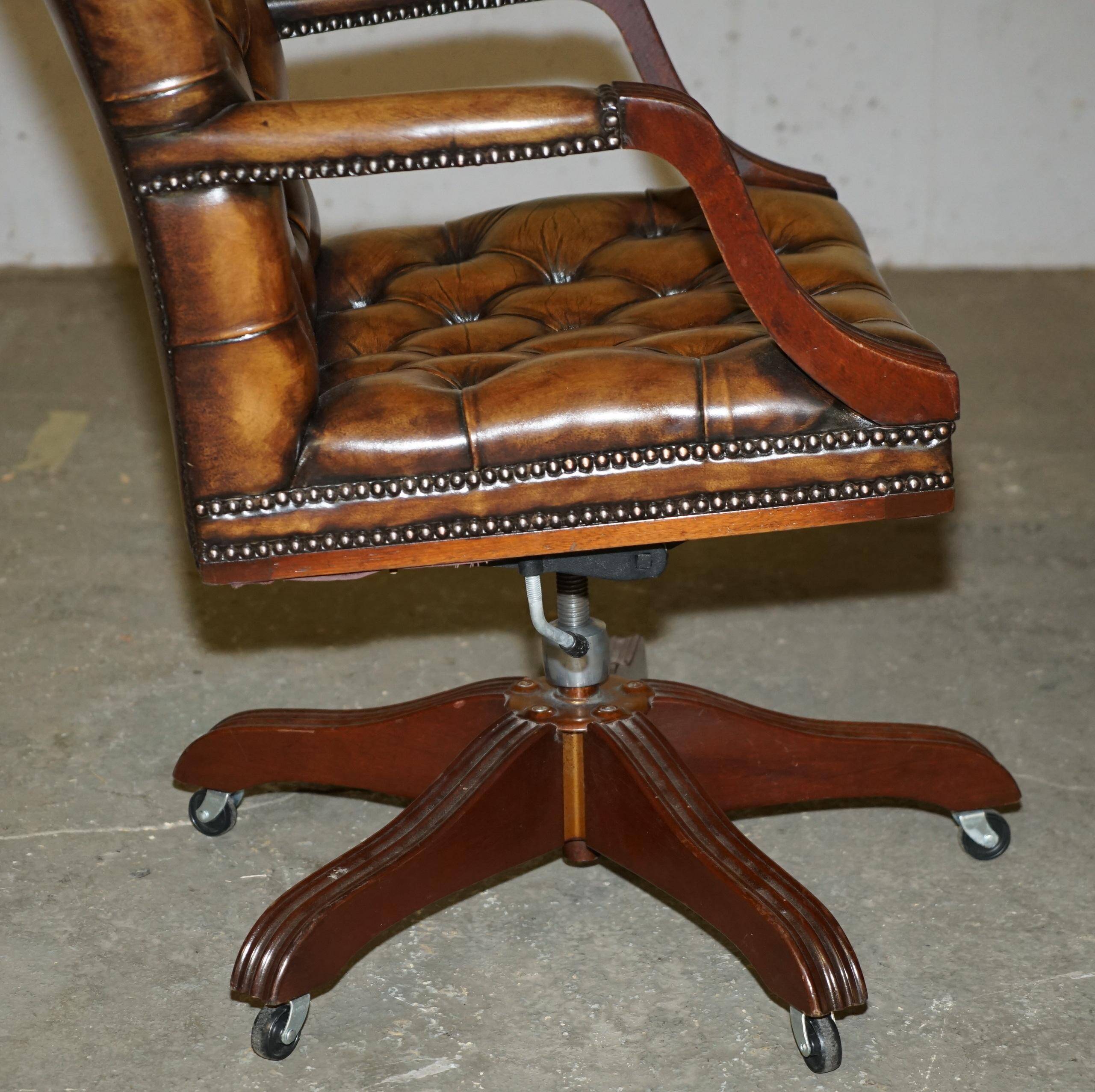 Chaise Chesterfield capitane restaurée en cuir