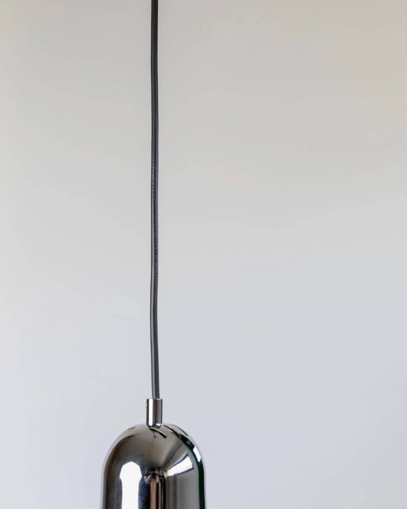 Grand lampadaire vintage en osier avec un dessus en chrome et un abat-jour en osier naturel – lumière suspendue italienne des années 1970 de l'ère spatiale.