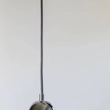 Grand lampadaire vintage en osier avec un dessus en chrome et un abat-jour en osier naturel – lumière suspendue italienne des années 1970 de l'ère spatiale.