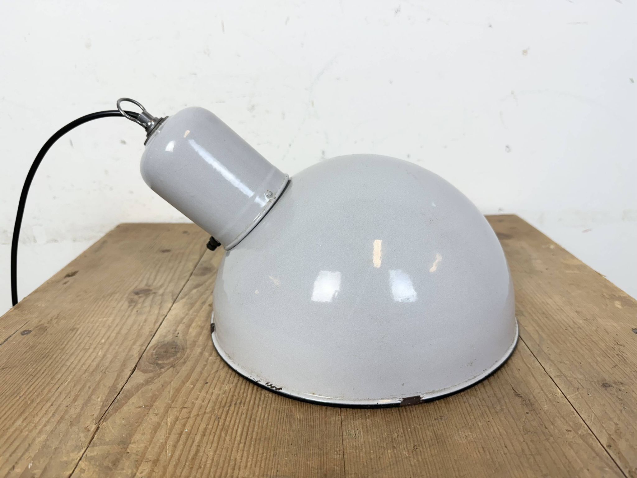 Lampe à suspension industrielle en émail gris, années 1960