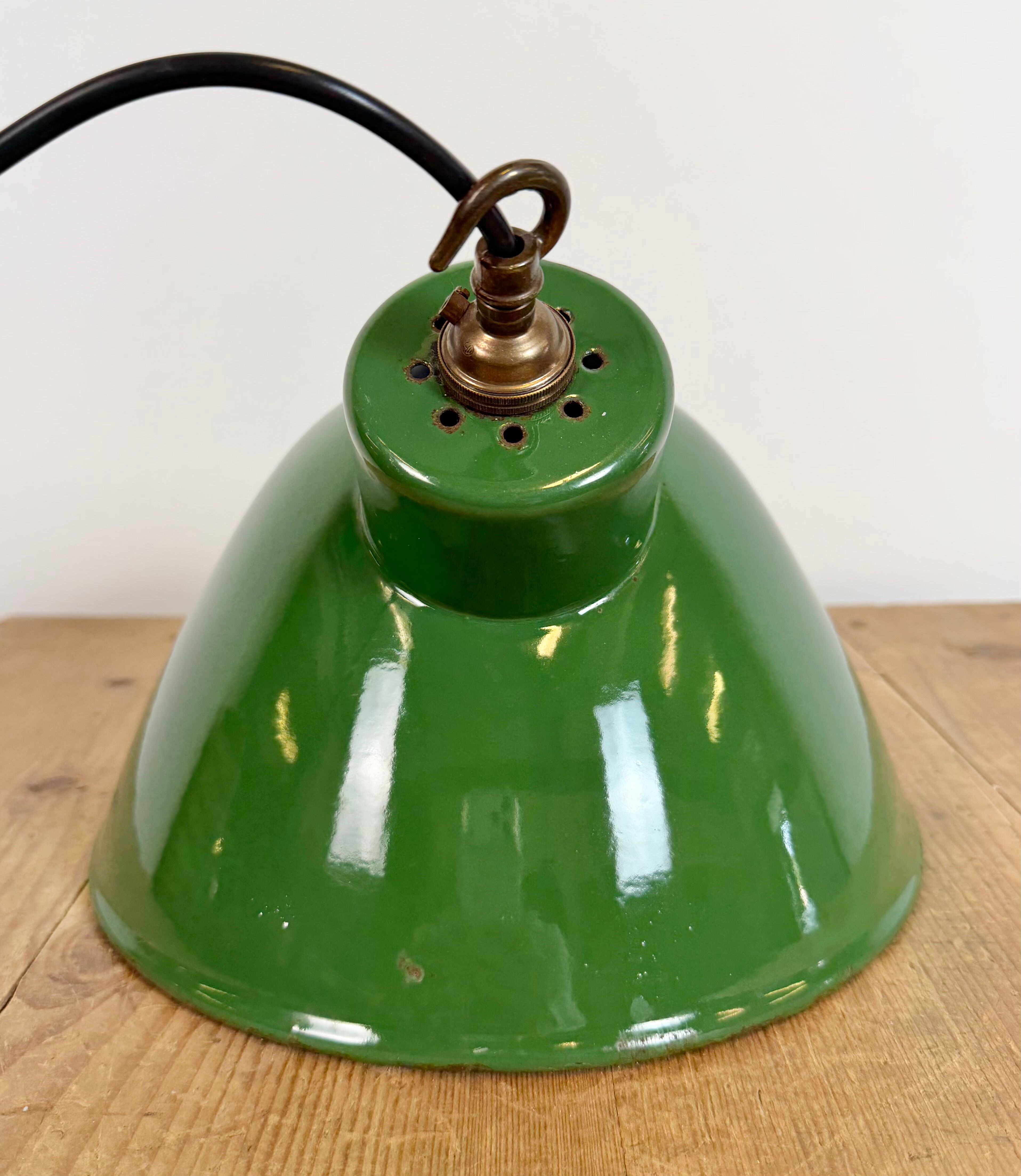 Suspension industrielle en émail vert, années 1960