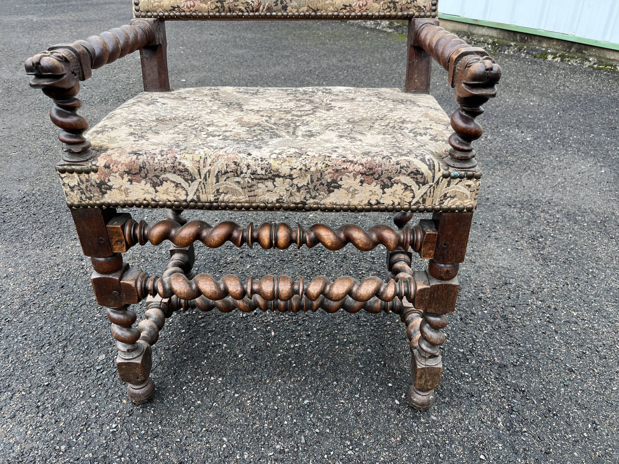 Fauteuil de style Louis XIII à dossiers et pieds torsadés