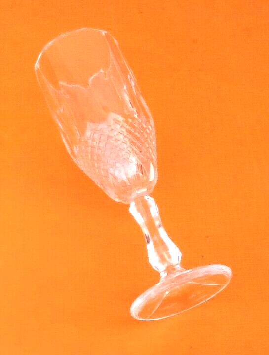 4 old Champagne flutes Transparent faceted glass / Honeycomb