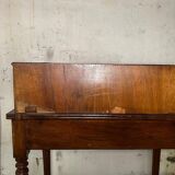Wooden lady's desk says "happiness of the day"