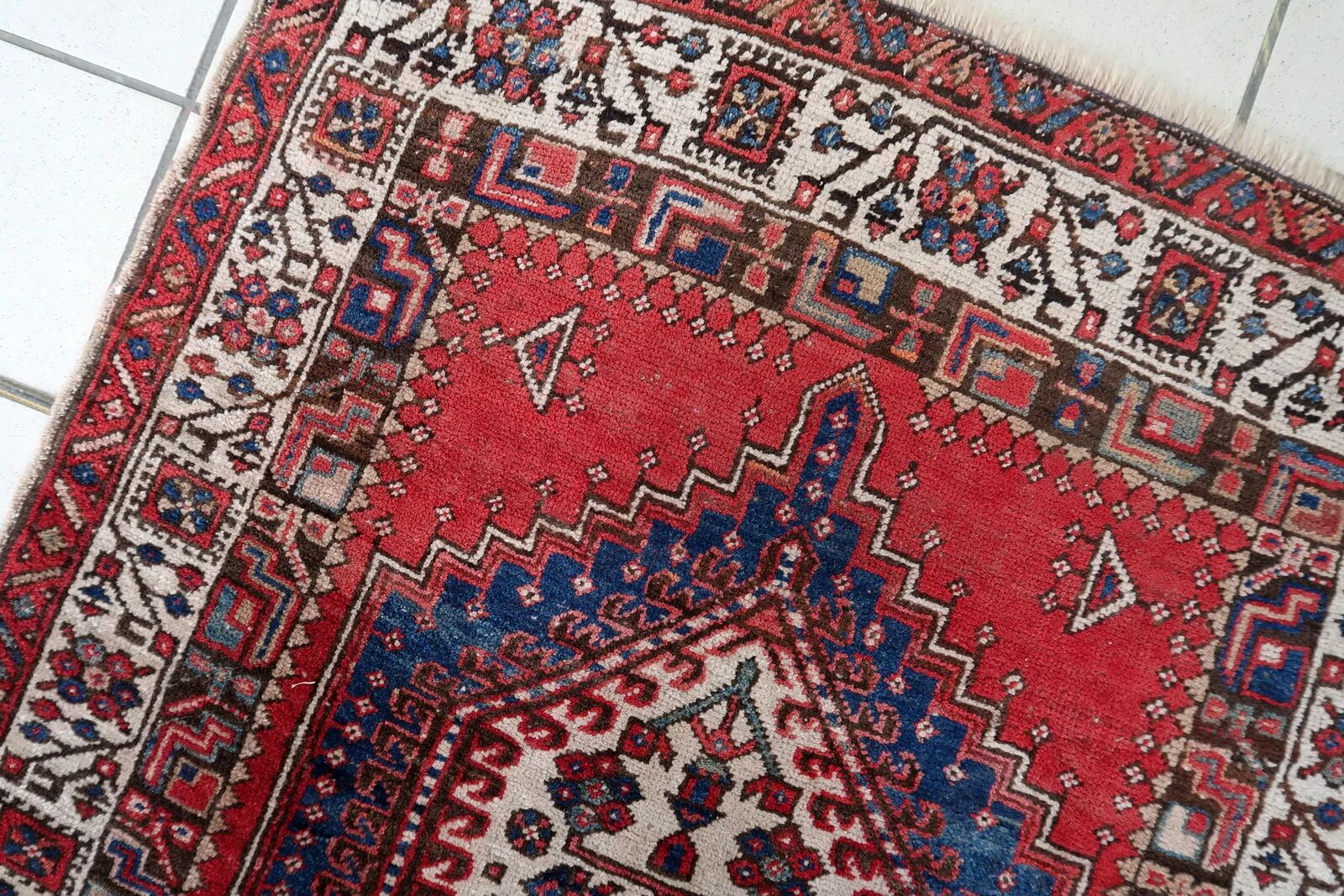 Antique Serab wool runner, crimson field & stepped medallions, c. 1920s — 93 × 204 cm — 1C1284