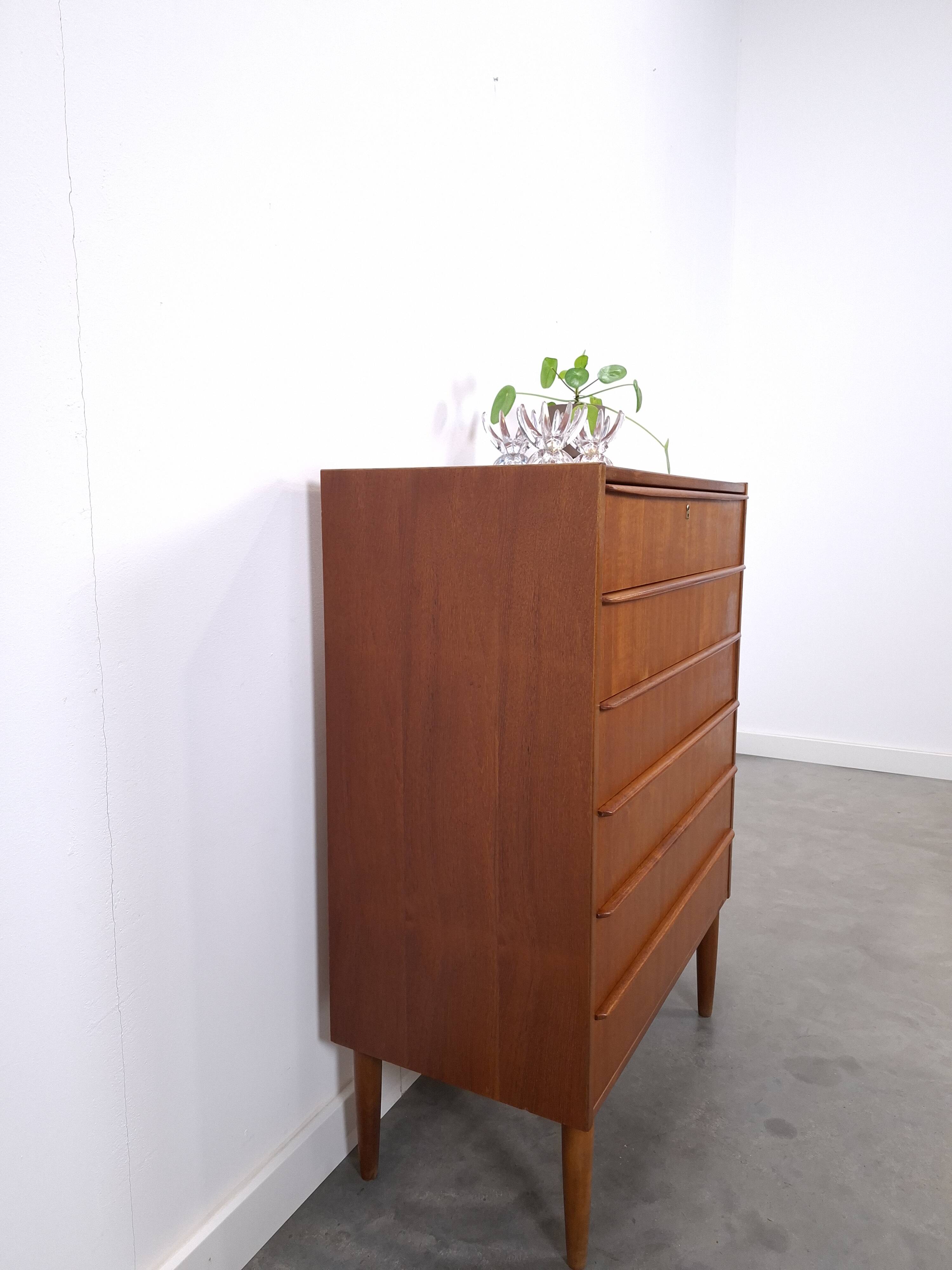 Commode en teck en provenance du Danemark avec 6 tiroirs.
