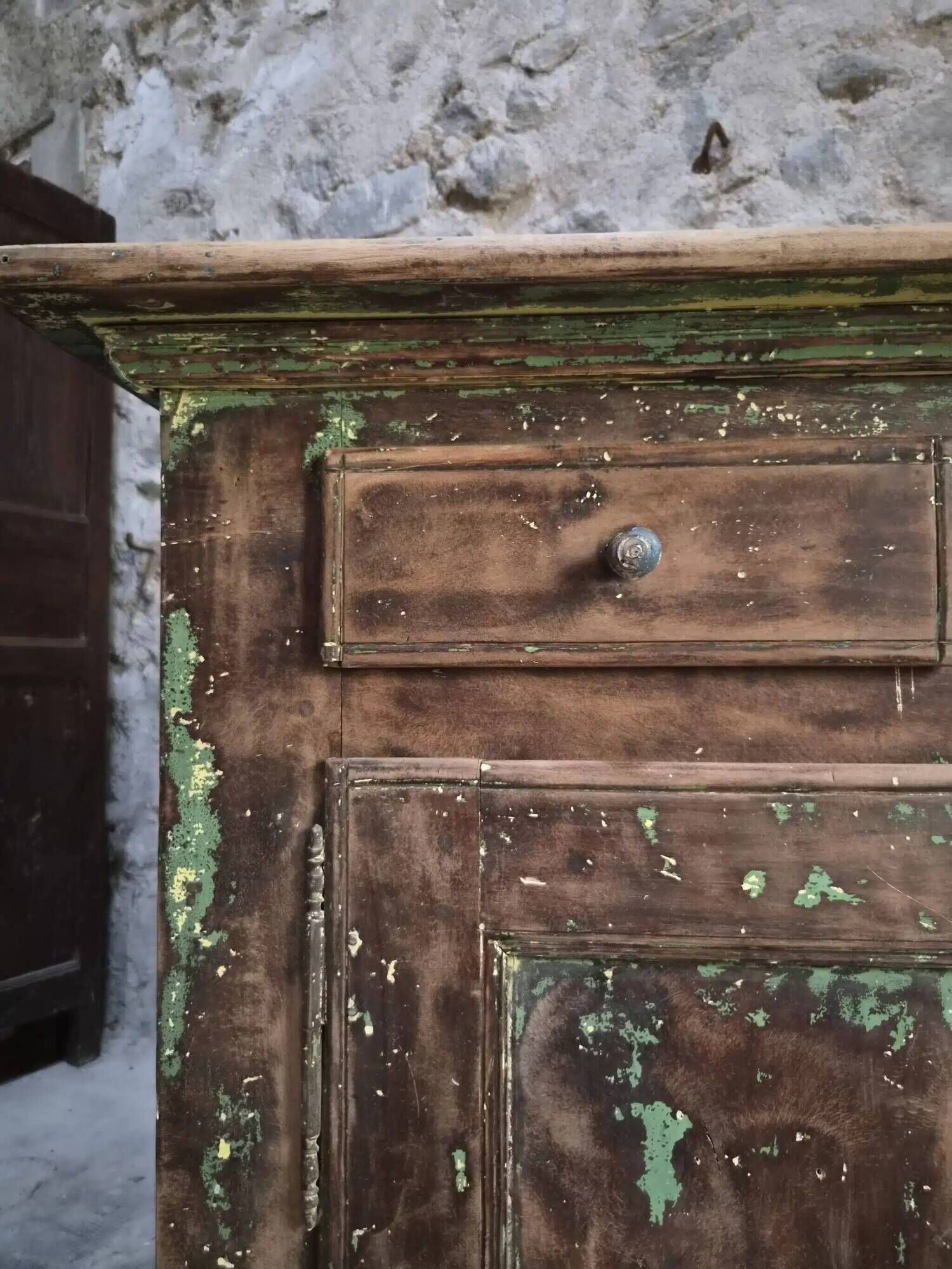 French rustic buffet in walnut, 18th century, 3 drawers and 2 doors.