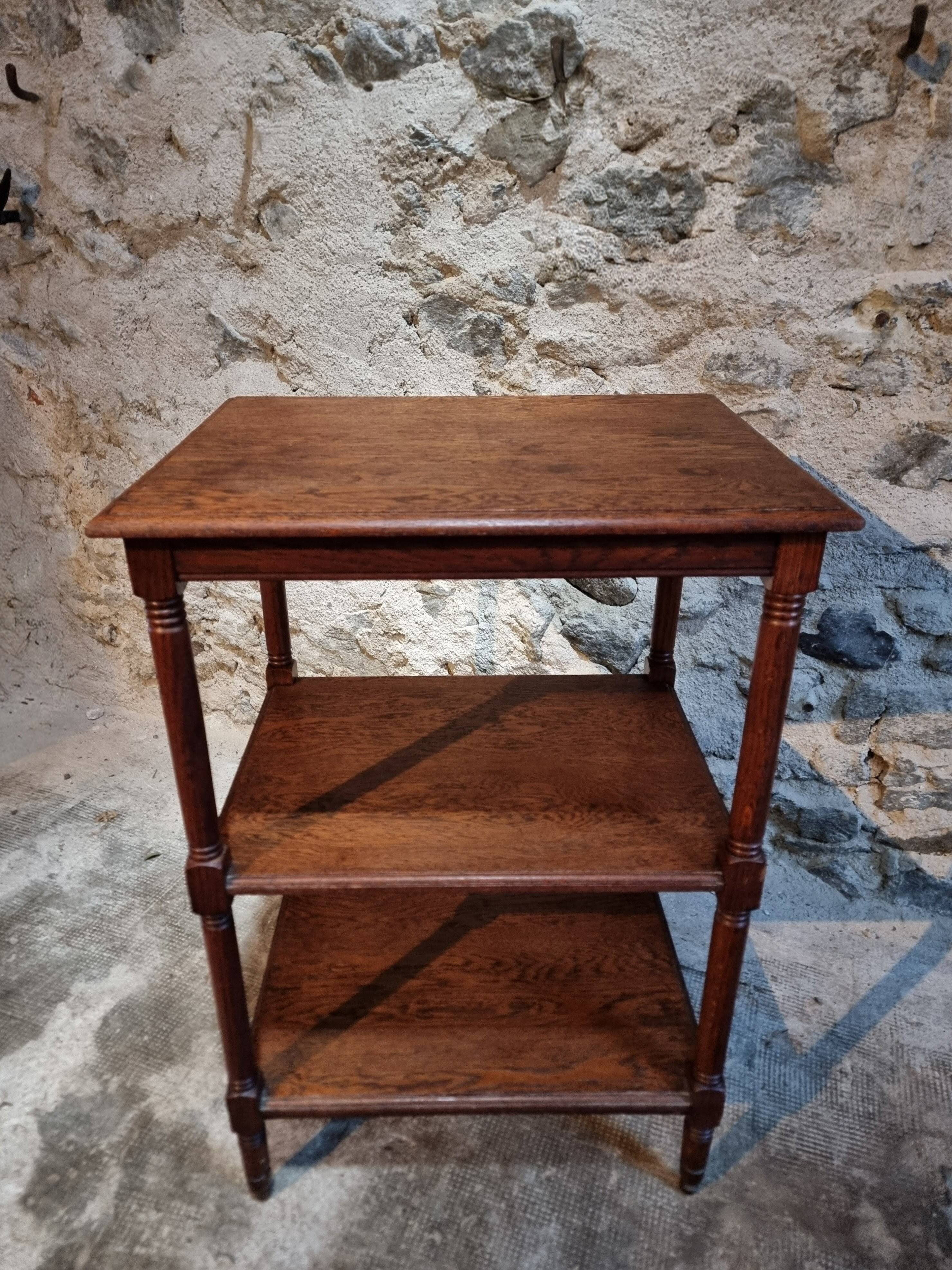 Vintage 1920s side table – Three-tiered shelf in French oak with turned legs.