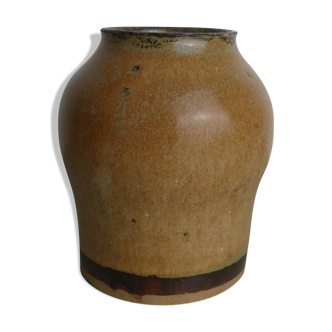Vase in beige sandstone and khaki