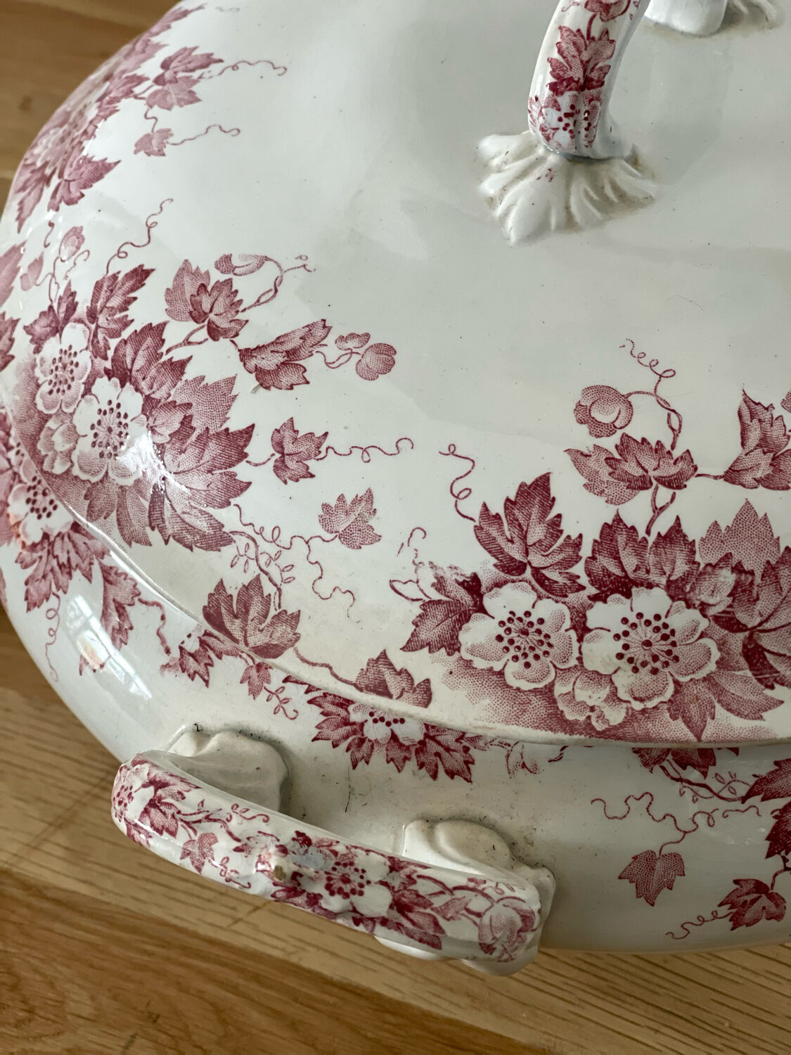 Saint-Amand tureen and Iron earth hamper
