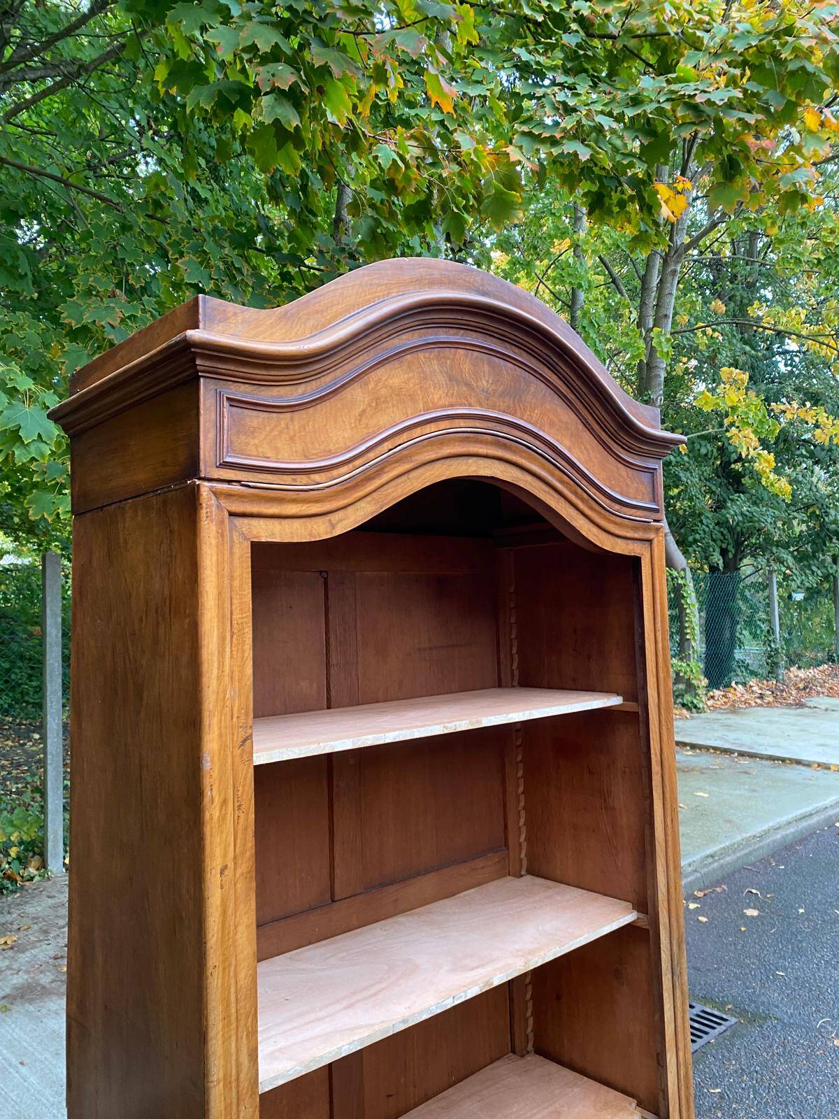Louis XV bookcase in solid burr walnut from the 18th century