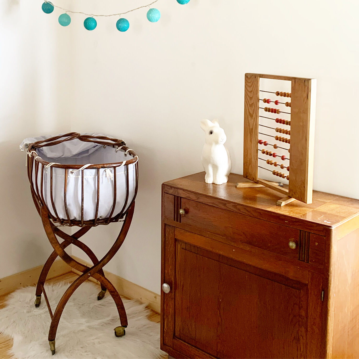 Berceau en rotin vintage et son support à roulettes