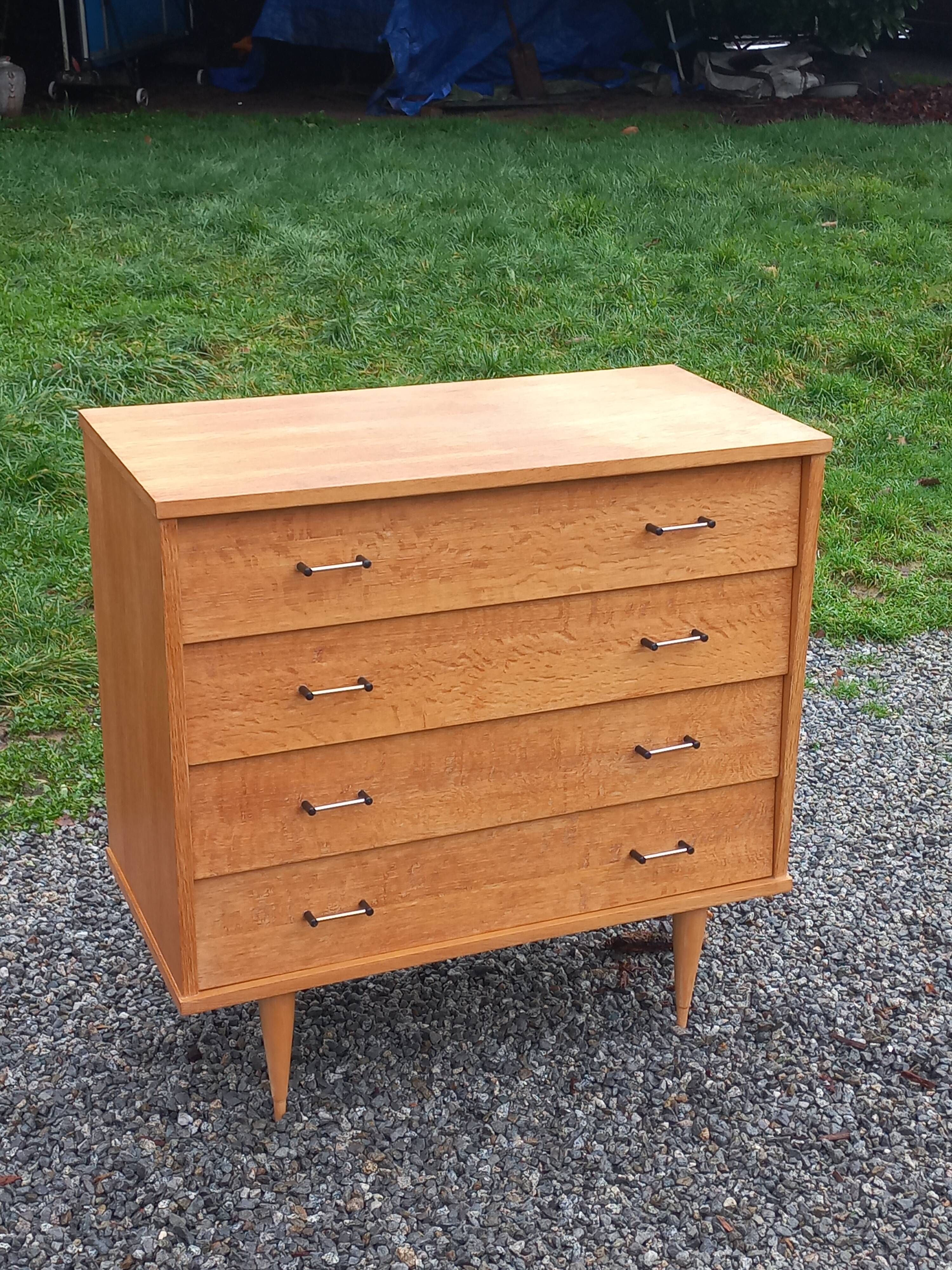 Vintage oak chest of drawers with 4 drawers from the 1960s.