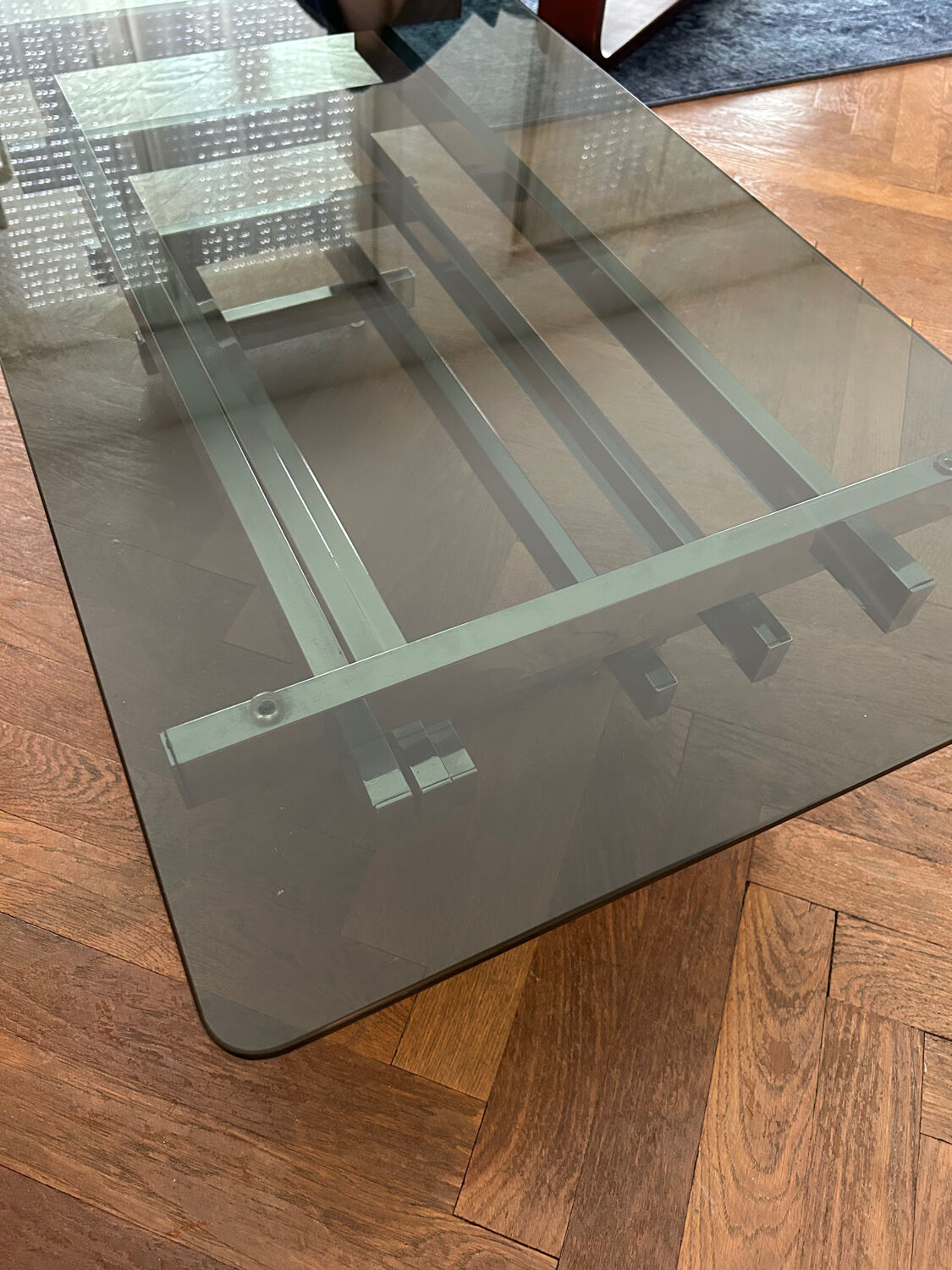 70s design coffee table in rectangular glass with chrome legs.