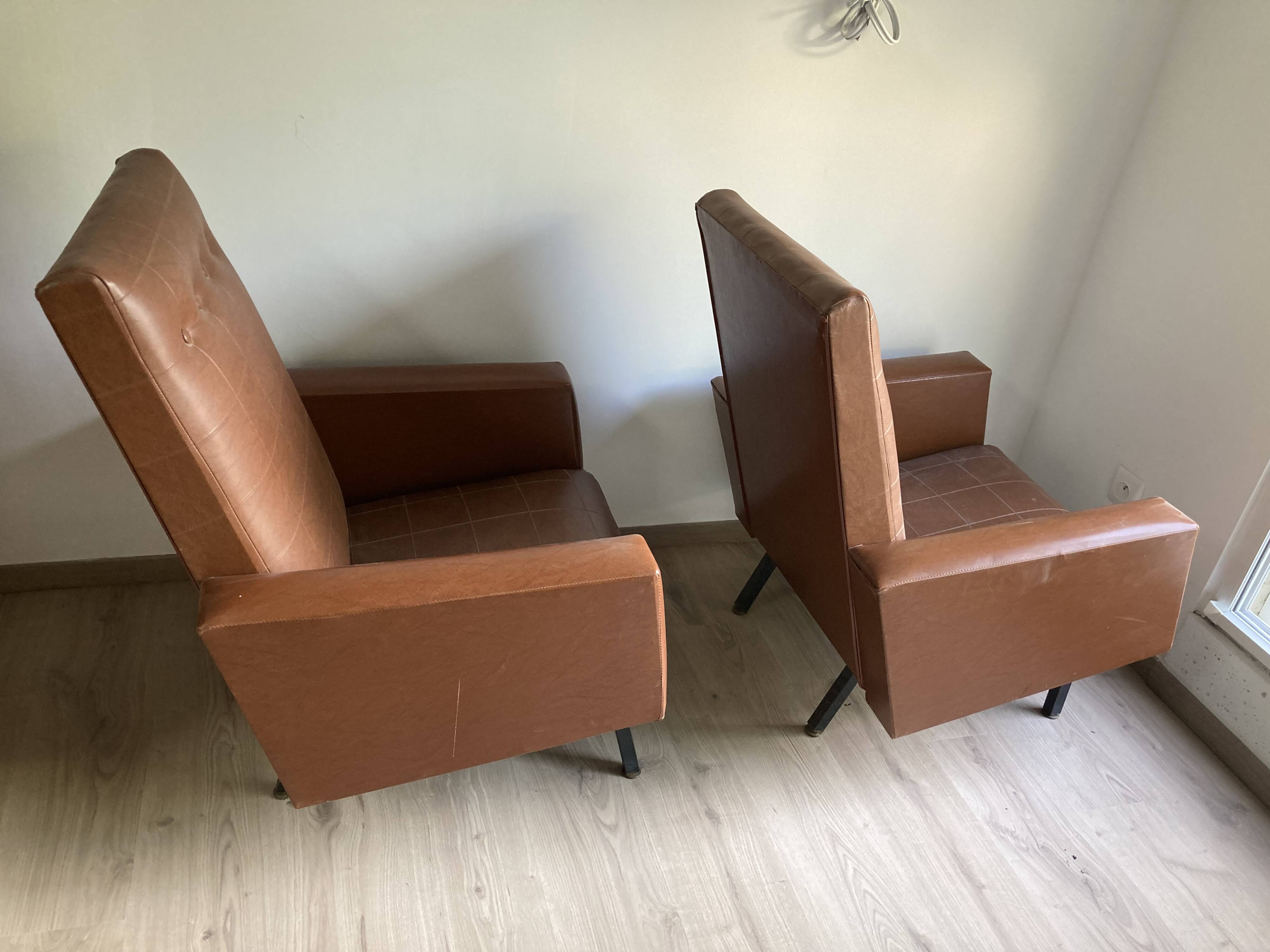 Paire de fauteuils en skai marron vintage annees 50